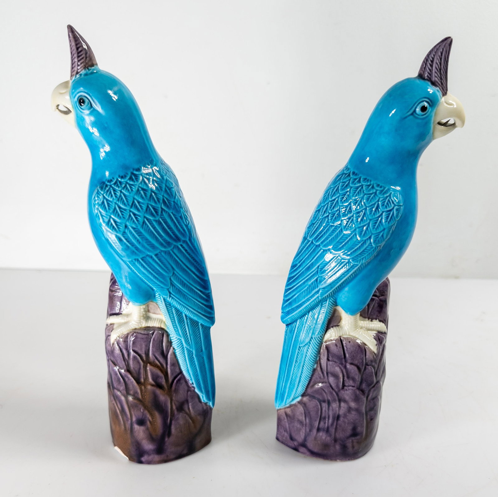 20th Century Pair of Chinese Chinoiserie Turquoise Blue and Purple Parrot Figures - 6