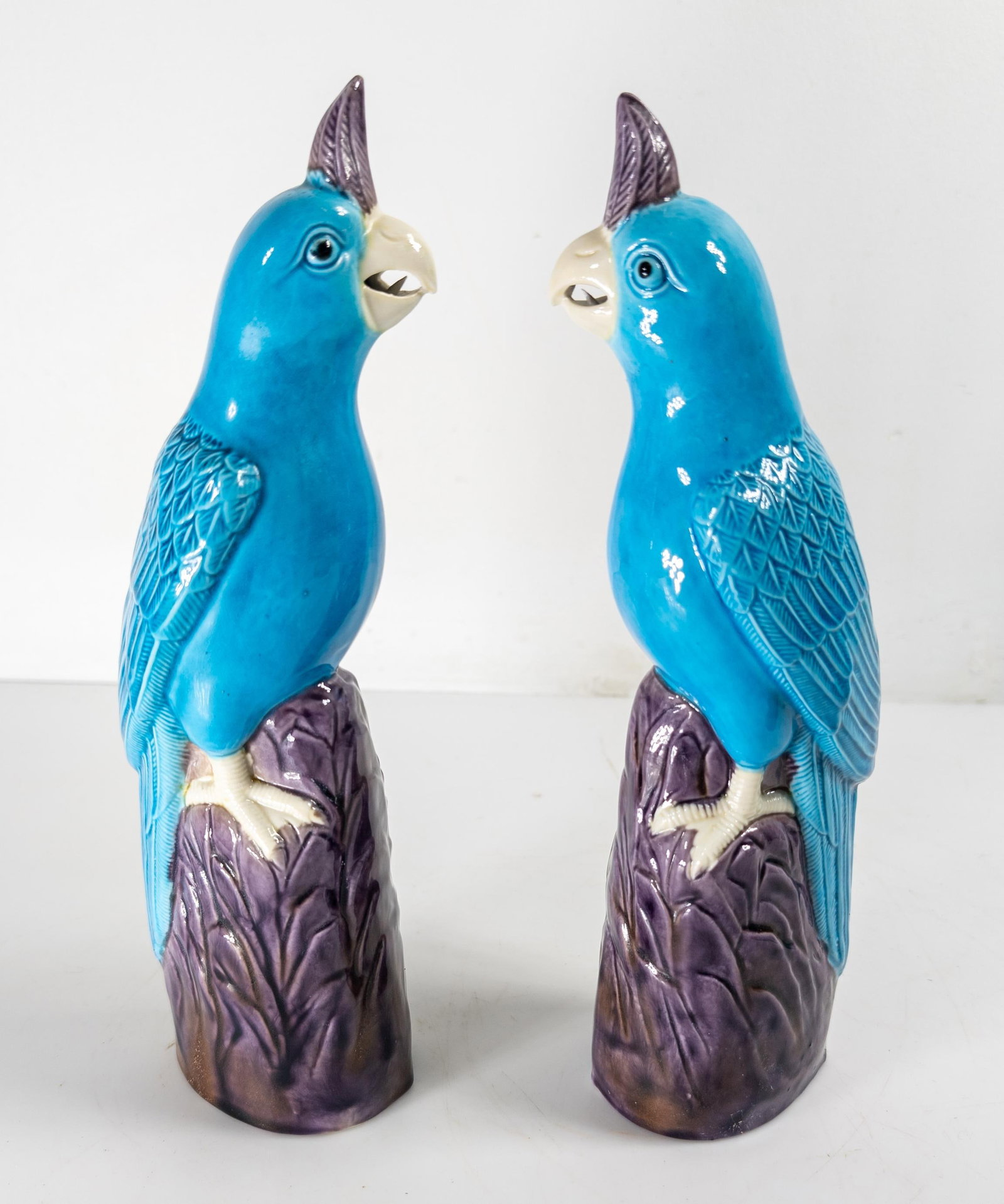 20th Century Pair of Chinese Chinoiserie Turquoise Blue and Purple Parrot Figures - 7