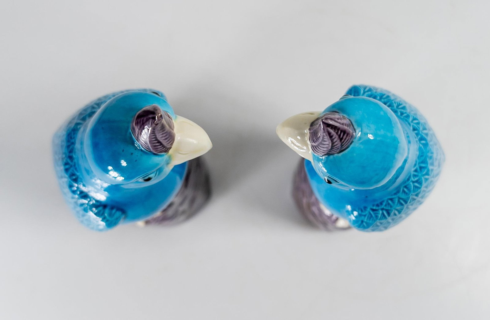20th Century Pair of Chinese Chinoiserie Turquoise Blue and Purple Parrot Figures - 8