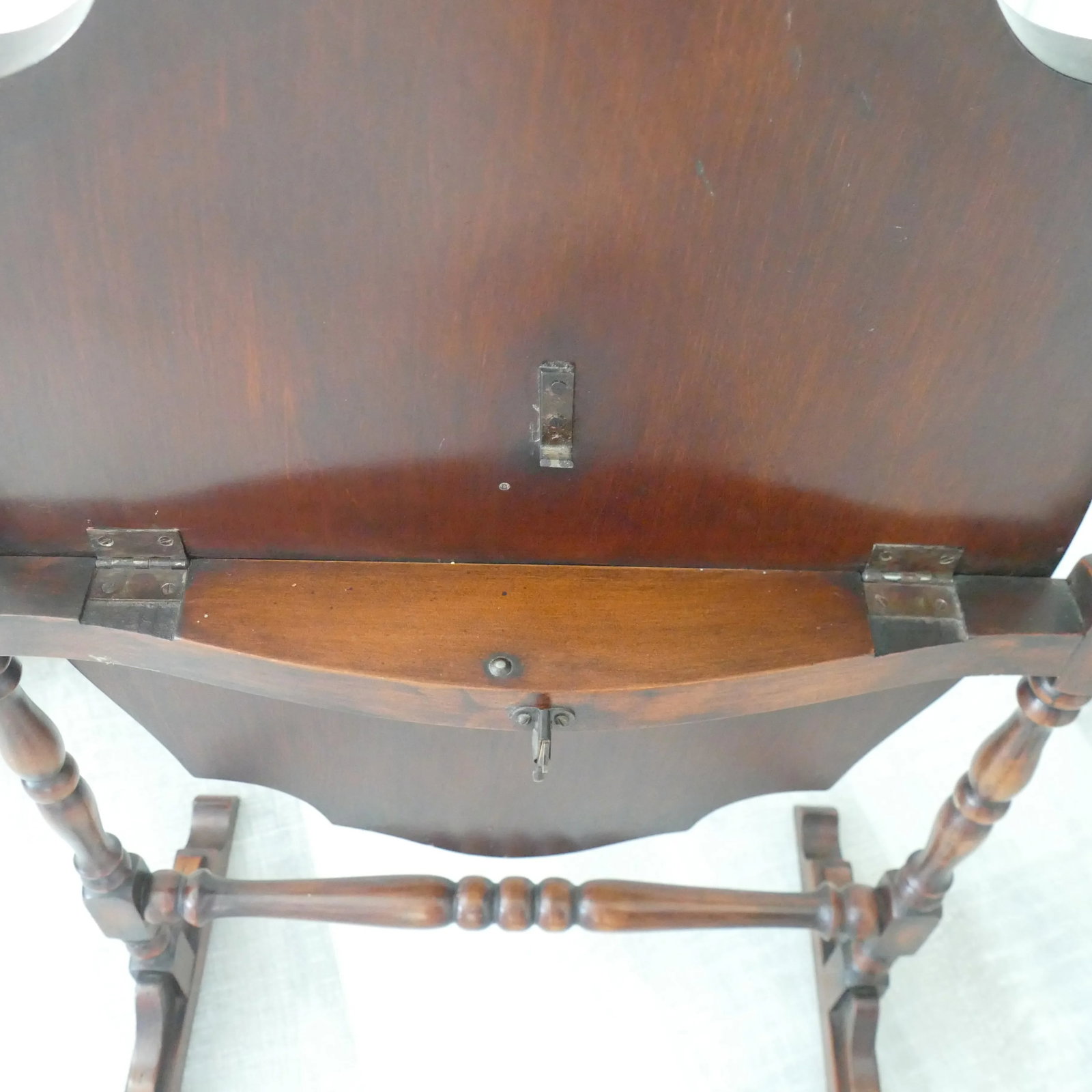 Early 20th Century Antique Tilt Top Pie Crust Table - Shape Handle - 10