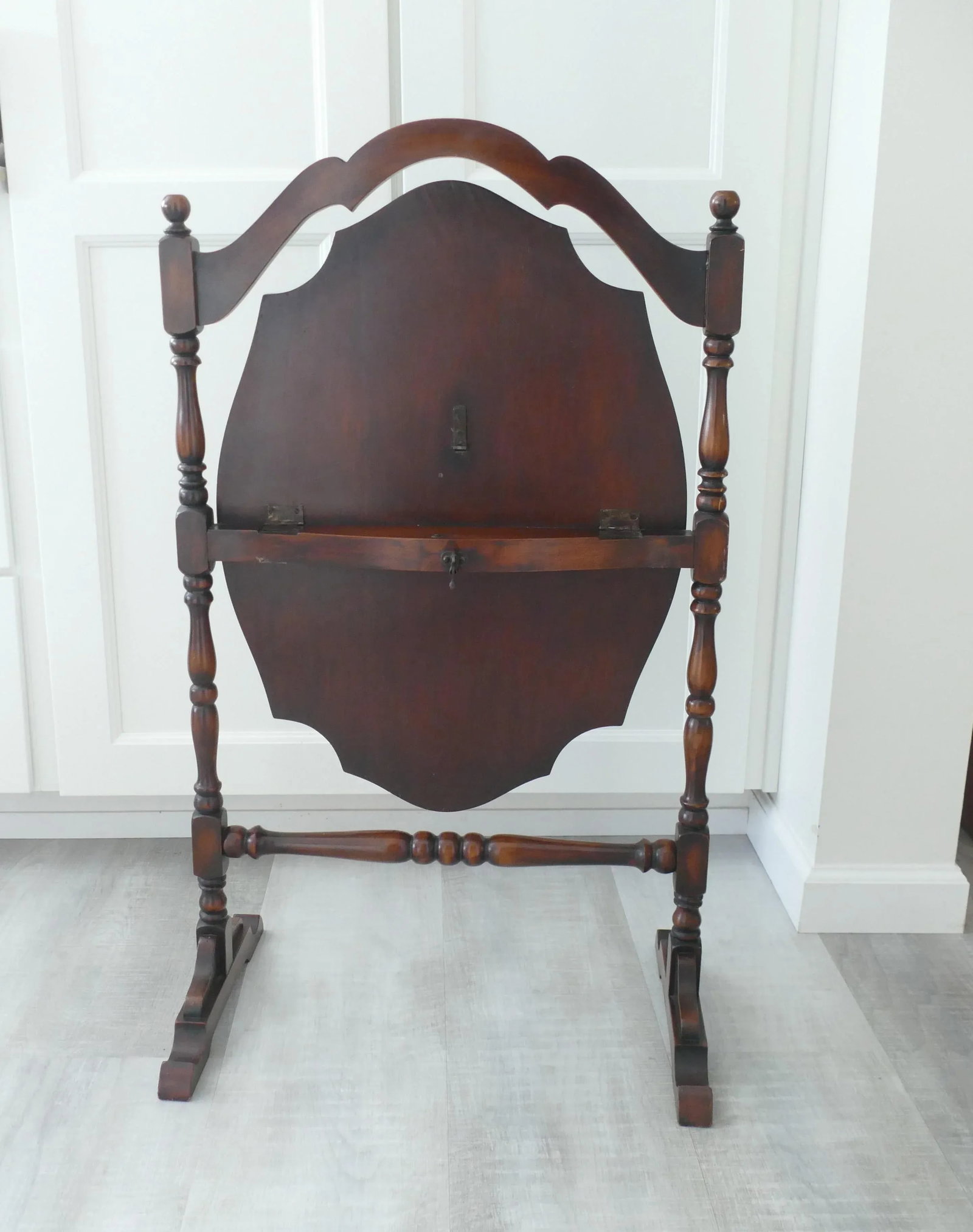 Early 20th Century Antique Tilt Top Pie Crust Table - Shape Handle - 11