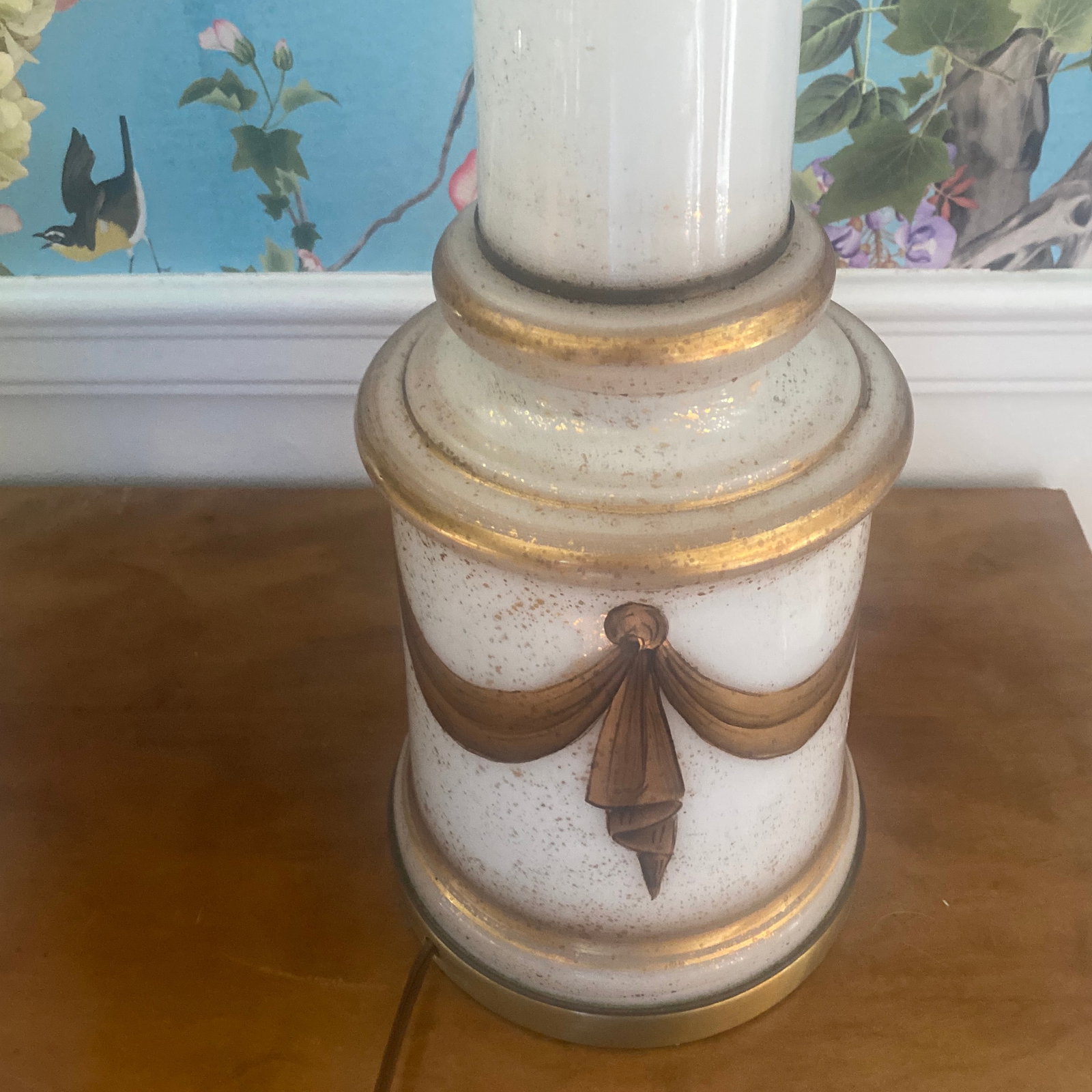 Midcentury White Opaline Glass Gilded Swag Table Lamp - 8
