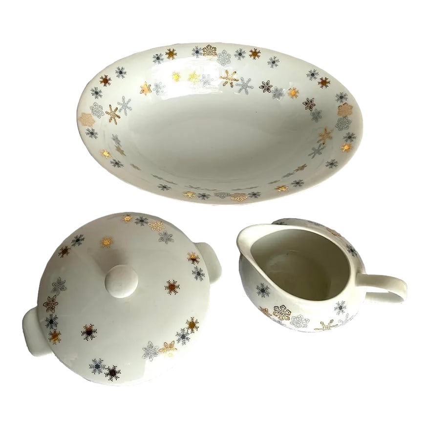1950s Lipper & Mann Snow Star Gold, Blue Snowflakes Japan 3 Piece Serving Set: Lipper & Mann is a well-known US porcelain and ceramics manufacturer with a history dating back to the mid-20th century. The company was known for producing a wide range of porcelain items, including 