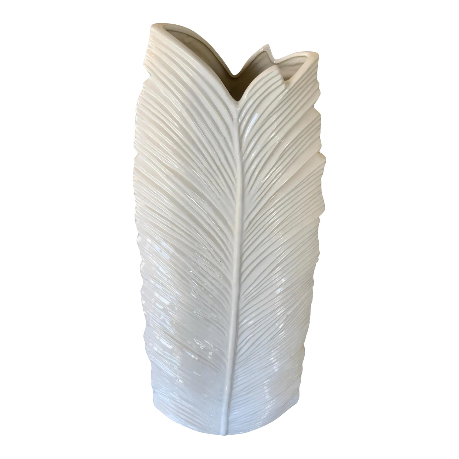 Large Bali Leaf Vase: Perfect as a standalone decorative piece or for displaying tall Slovak arrangements, this vase adds a serene and organic element to your living room, dining area, or entryway. Its clean, minimalist