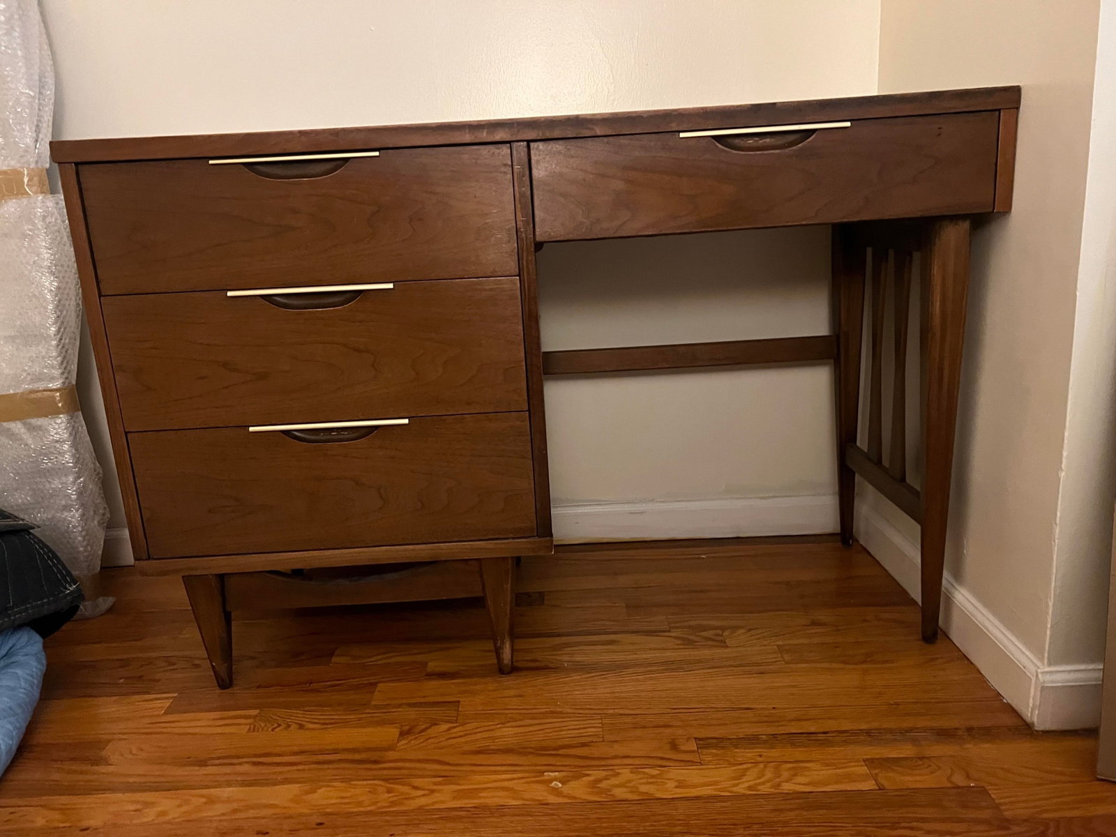 1950s Kent Coffey Tableu Mid-Century Modern Walnut Desk With Brass Accents - 2