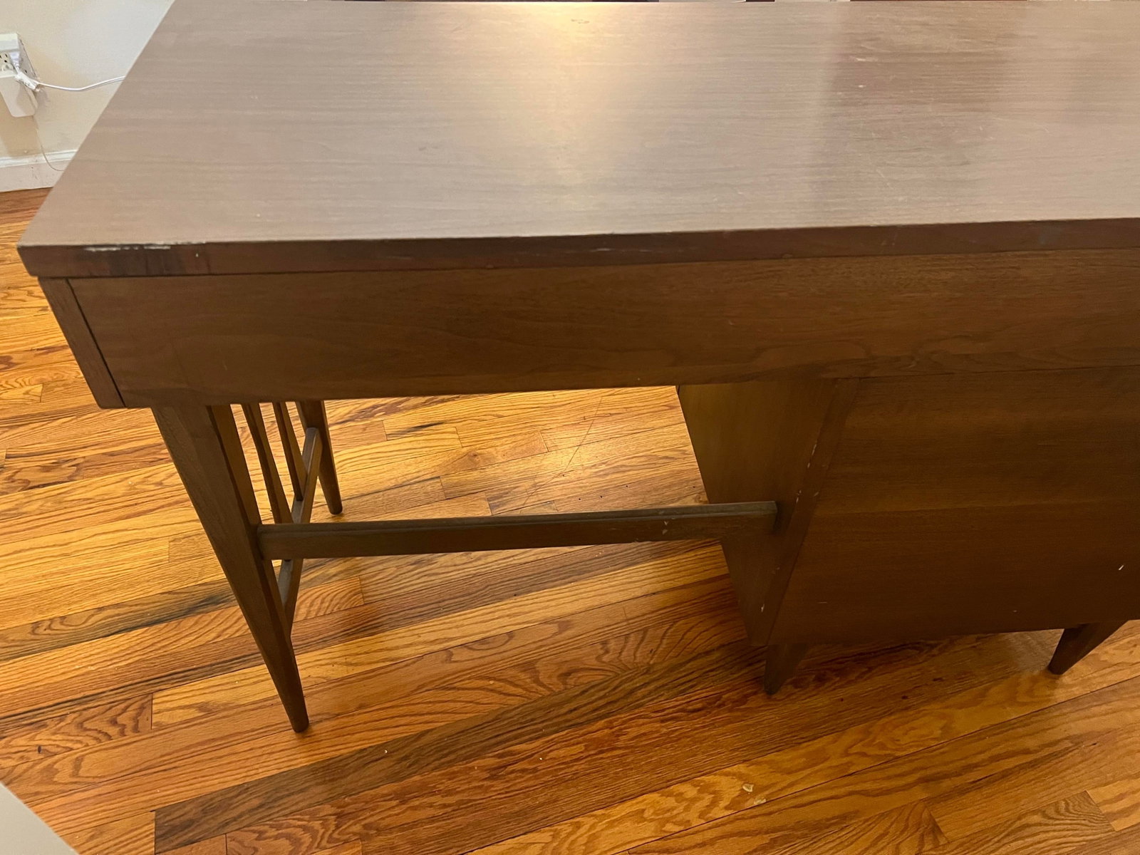 1950s Kent Coffey Tableu Mid-Century Modern Walnut Desk With Brass Accents - 4