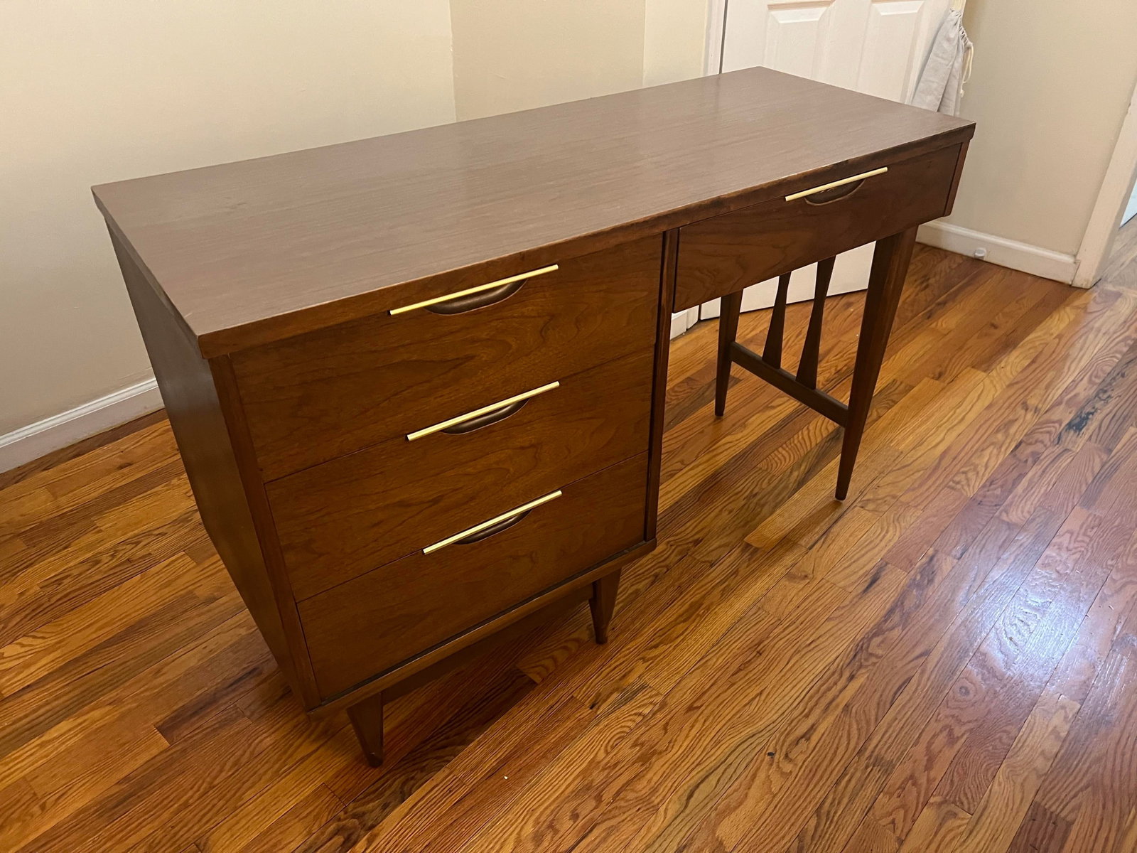 1950s Kent Coffey Tableu Mid-Century Modern Walnut Desk With Brass Accents - 5
