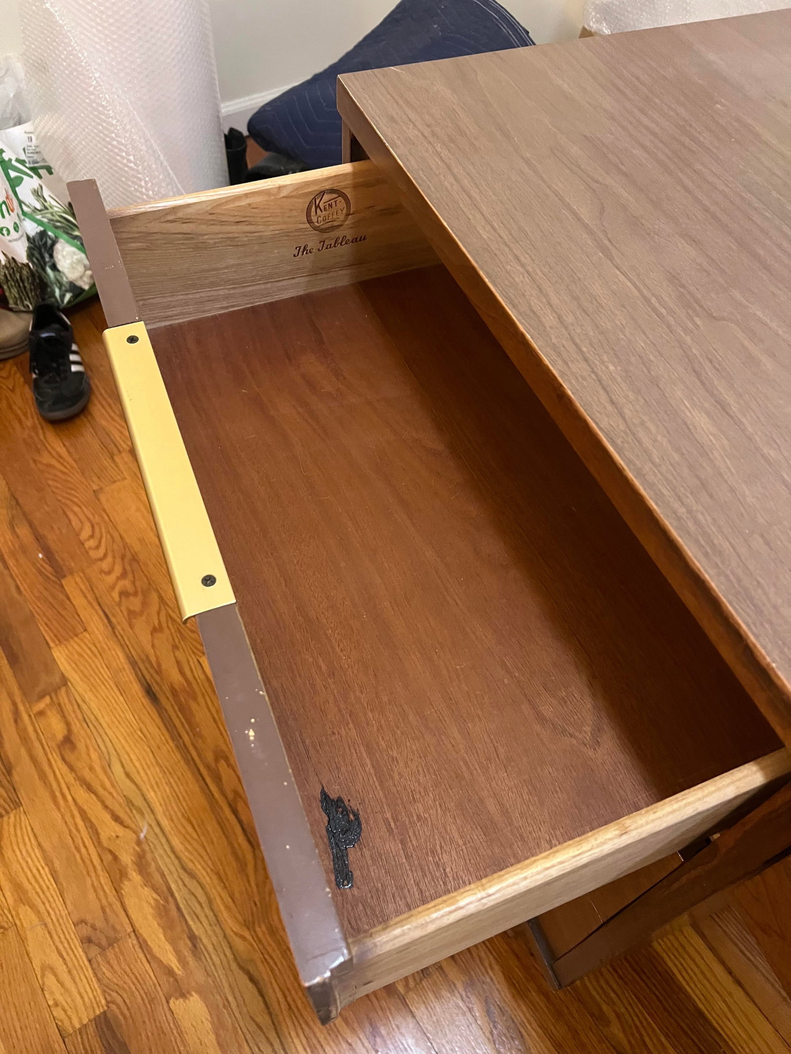 1950s Kent Coffey Tableu Mid-Century Modern Walnut Desk With Brass Accents - 9
