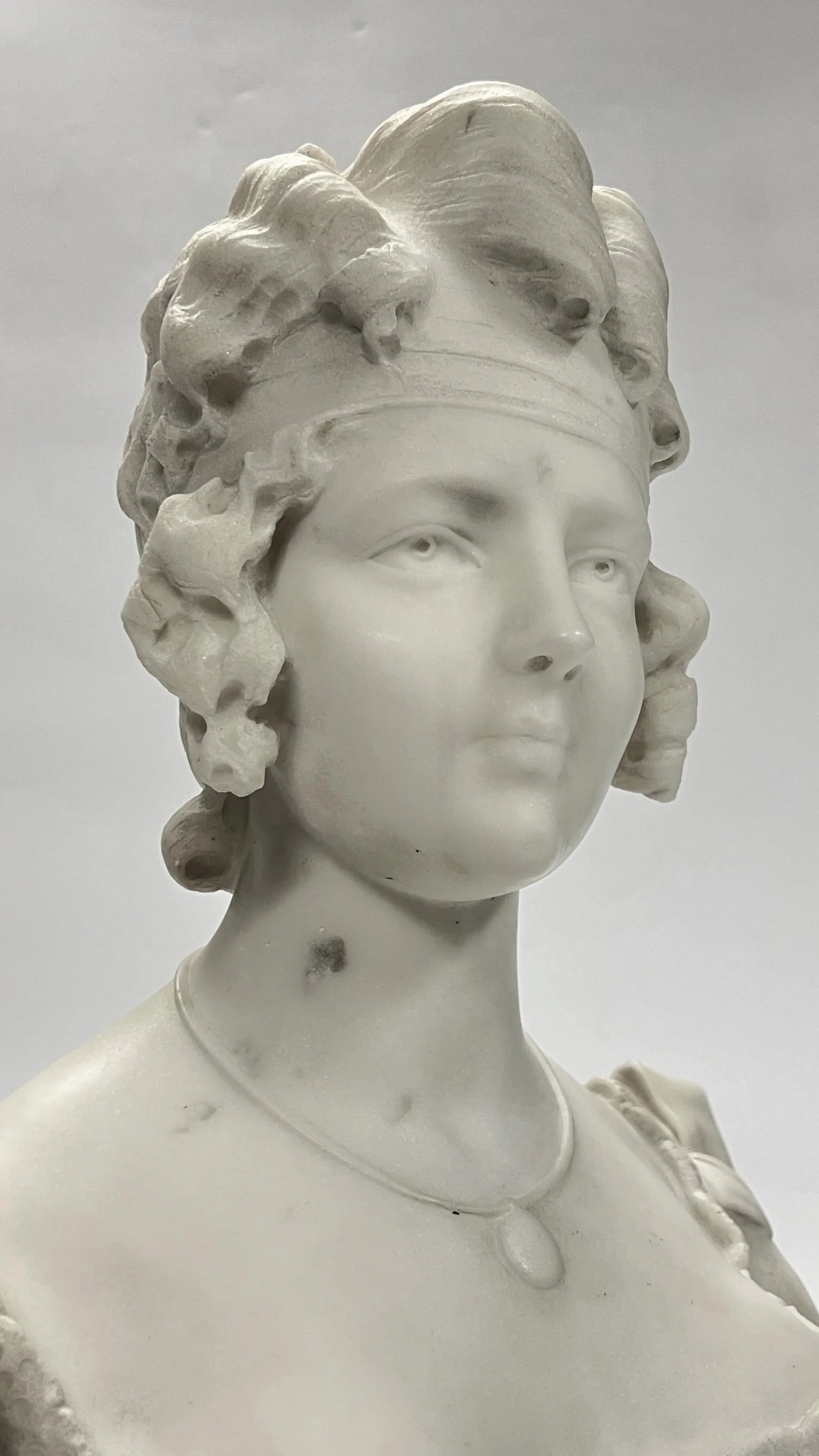 19th Century Continental Female Bust Sculpture in White Marble - 6