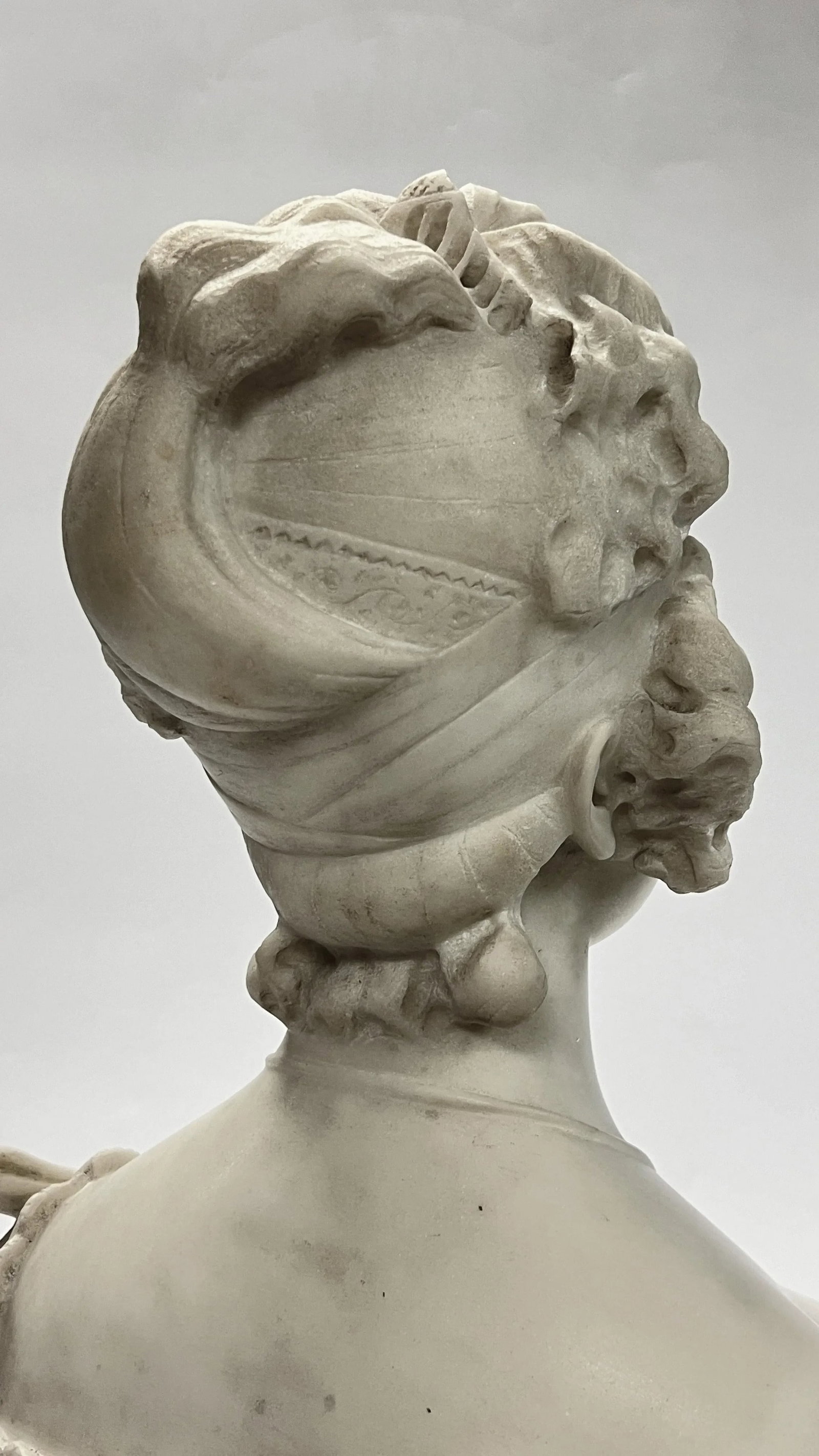 19th Century Continental Female Bust Sculpture in White Marble - 7