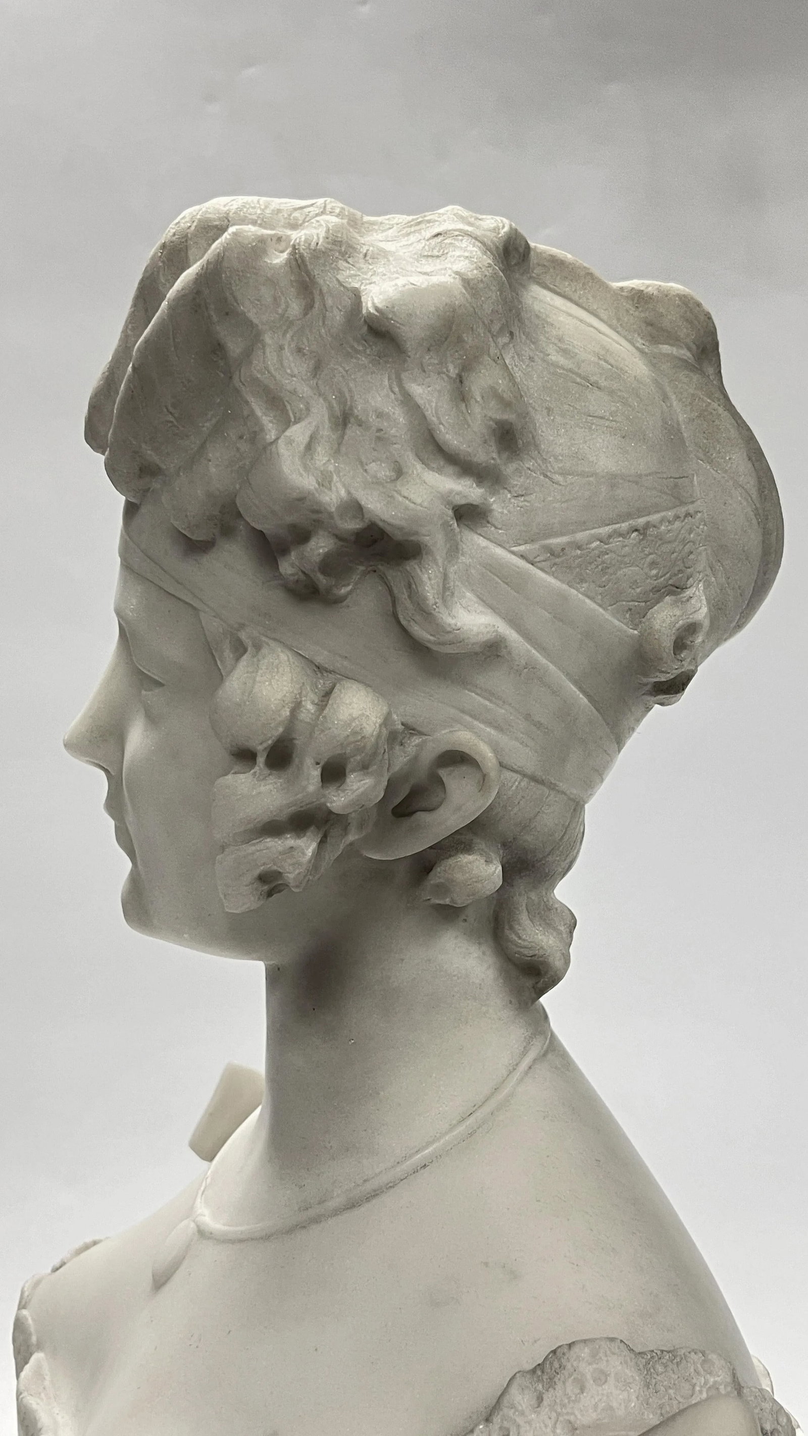 19th Century Continental Female Bust Sculpture in White Marble - 8