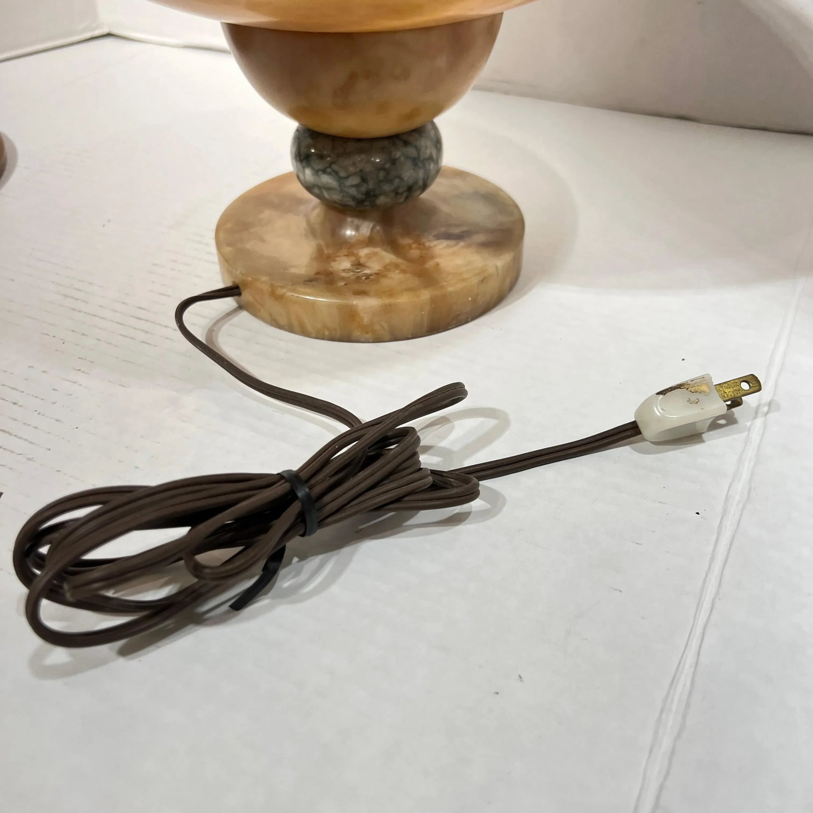 Early 20th Century Art Deco Italian Sculptural Alabaster Lamp with Bird Motif - 10
