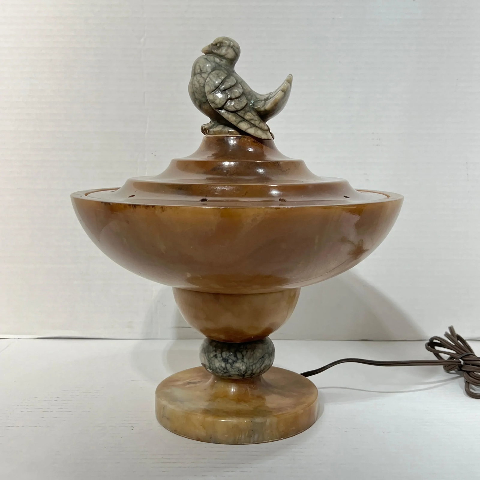 Early 20th Century Art Deco Italian Sculptural Alabaster Lamp with Bird Motif - 3