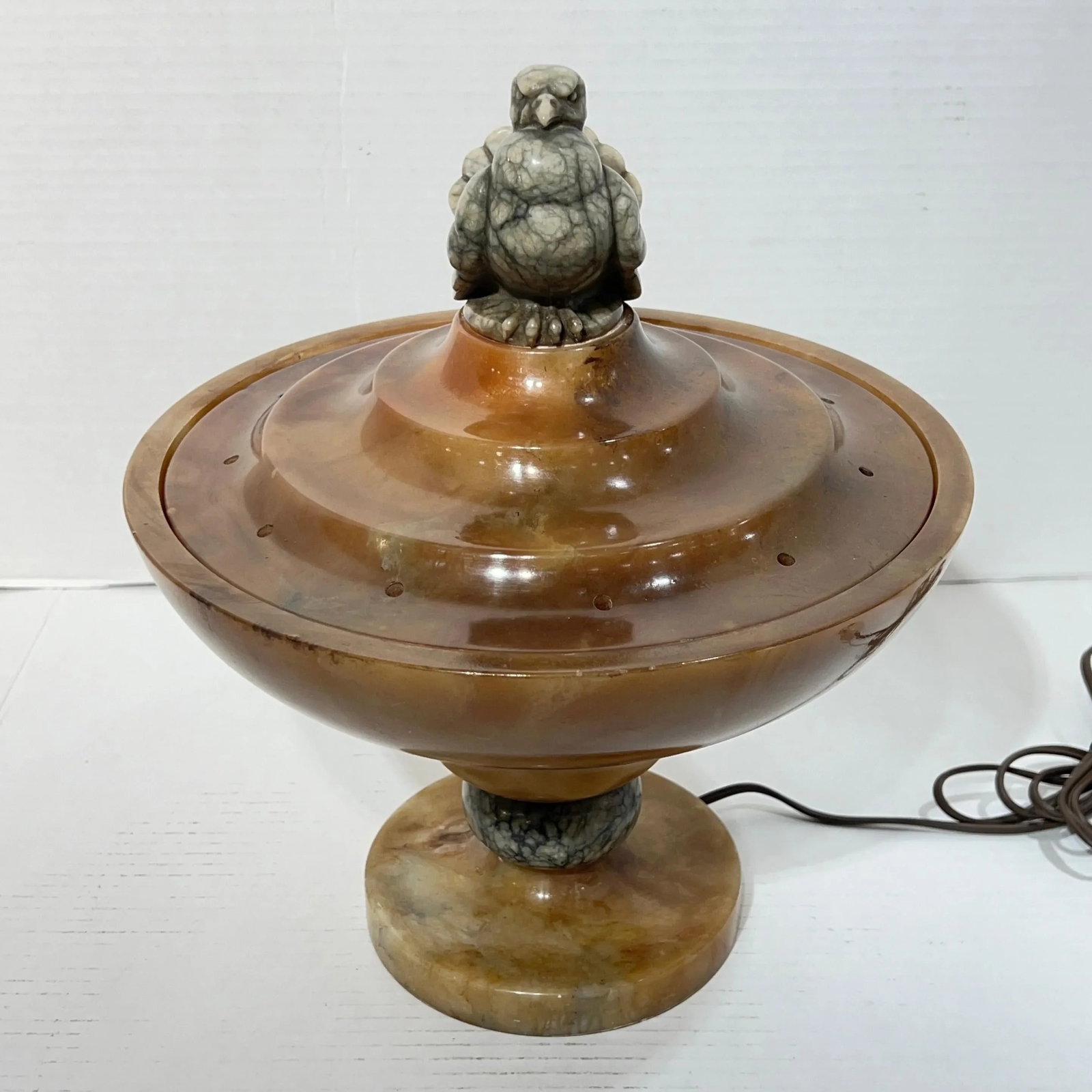 Early 20th Century Art Deco Italian Sculptural Alabaster Lamp with Bird Motif - 5