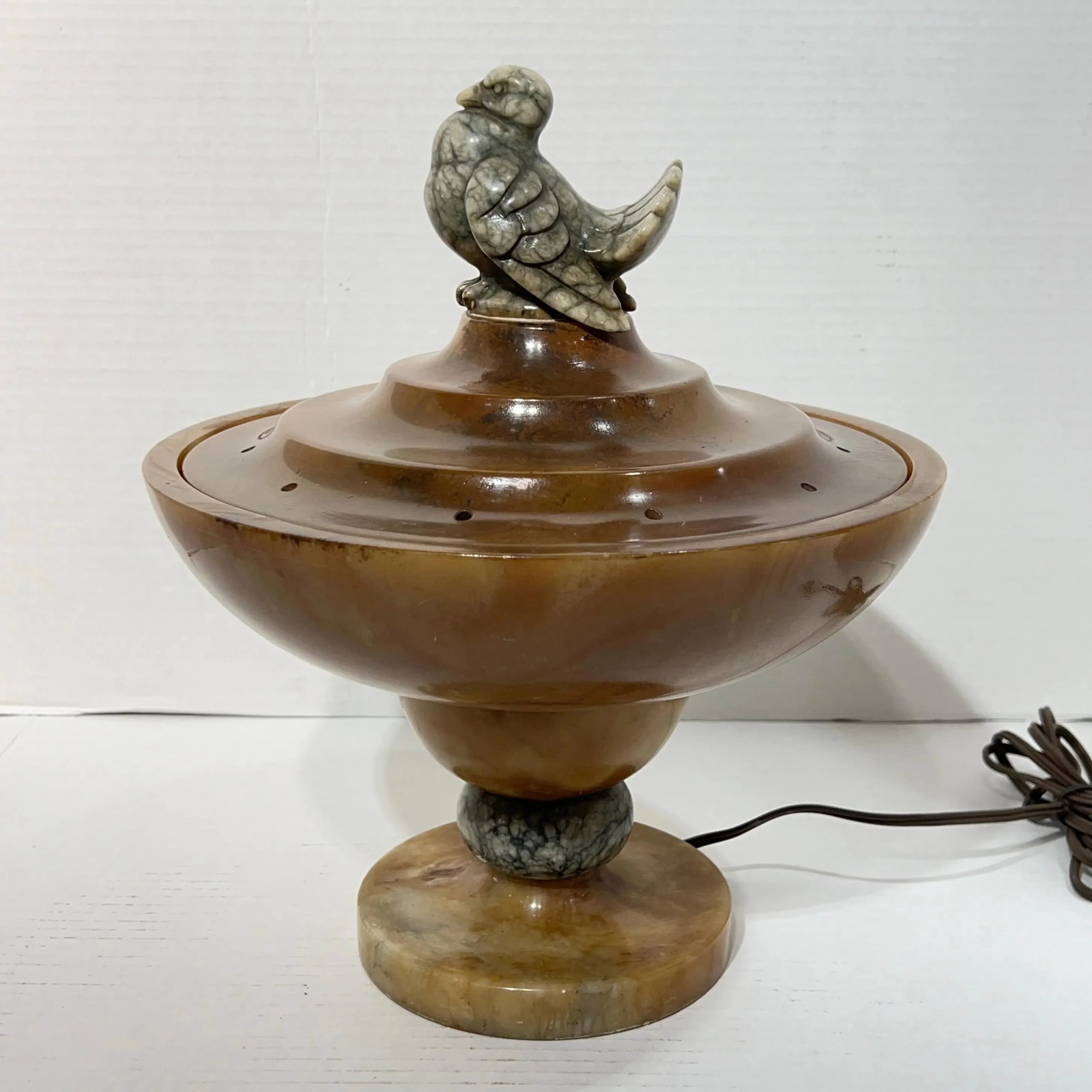 Early 20th Century Art Deco Italian Sculptural Alabaster Lamp with Bird Motif - 7