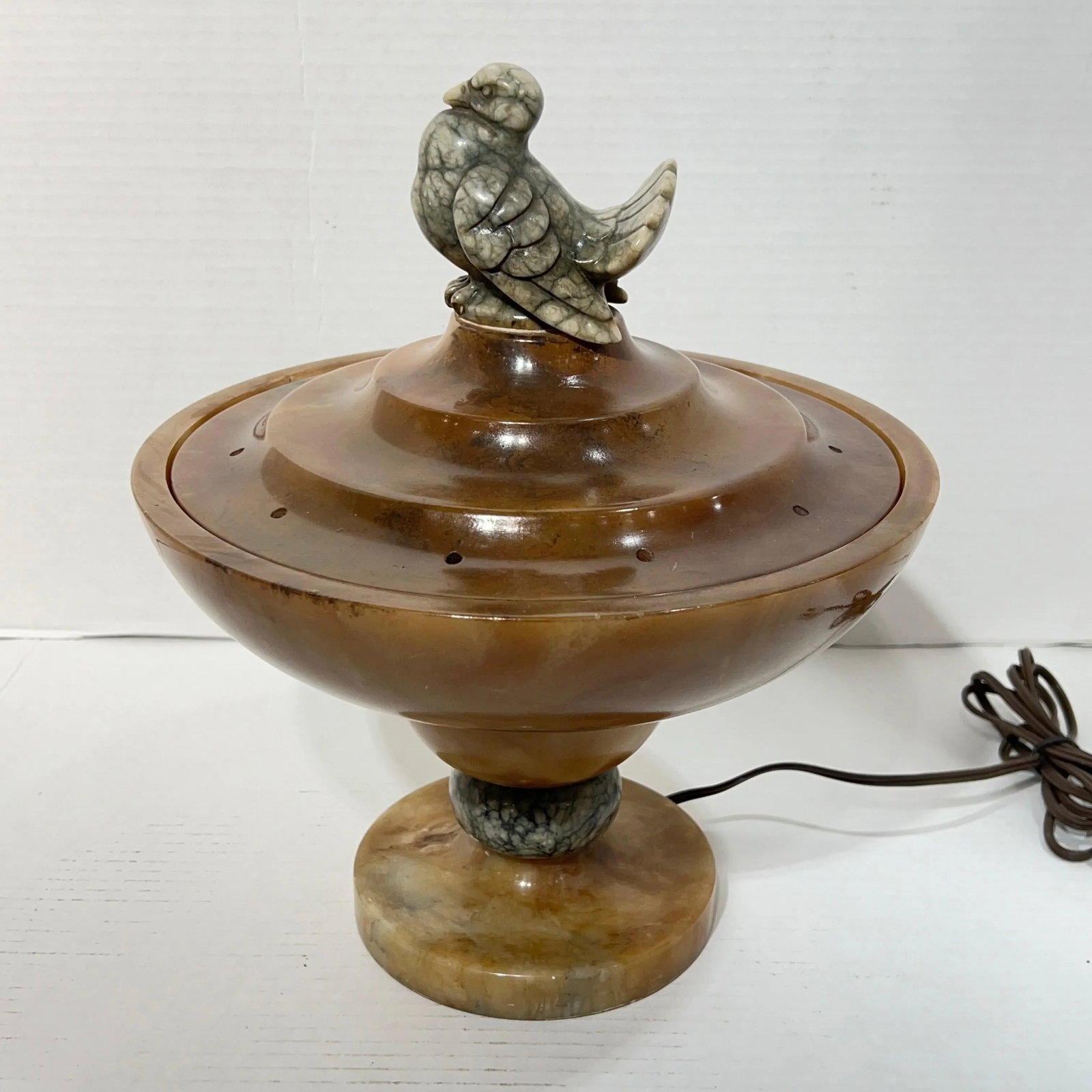 Early 20th Century Art Deco Italian Sculptural Alabaster Lamp with Bird Motif - 9