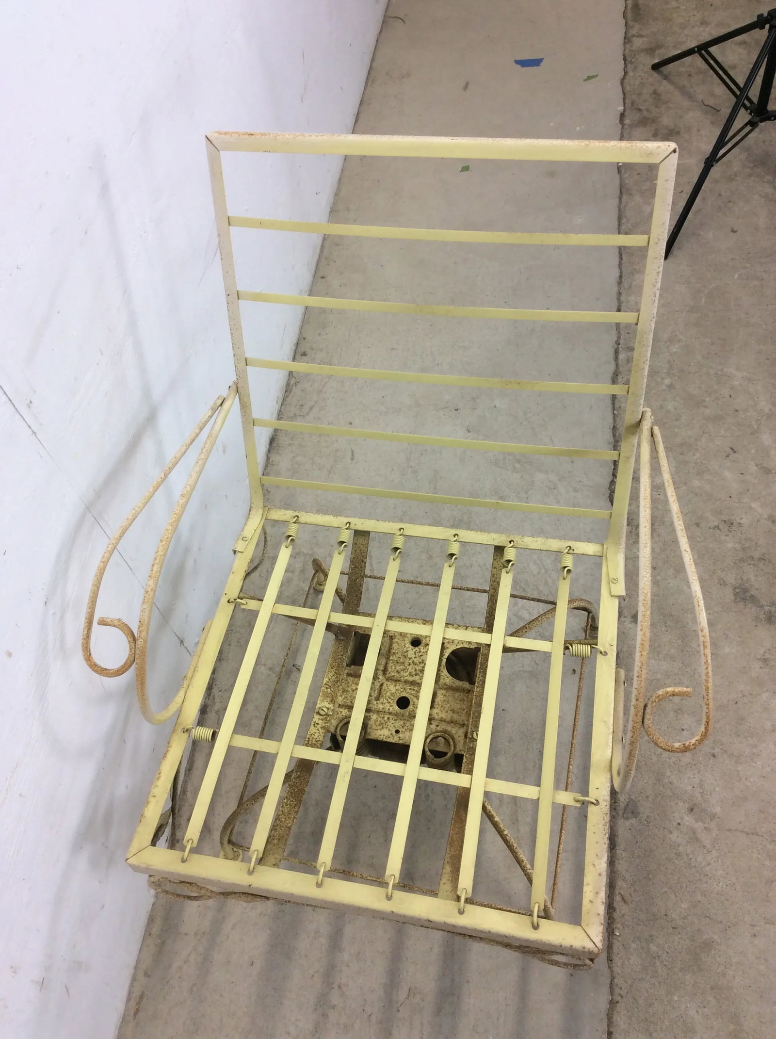 Mid Century Modern Yellow Wrought Iron Outdoor Swivel Lounge Chair With Ottoman and Vintage Floral U - 9