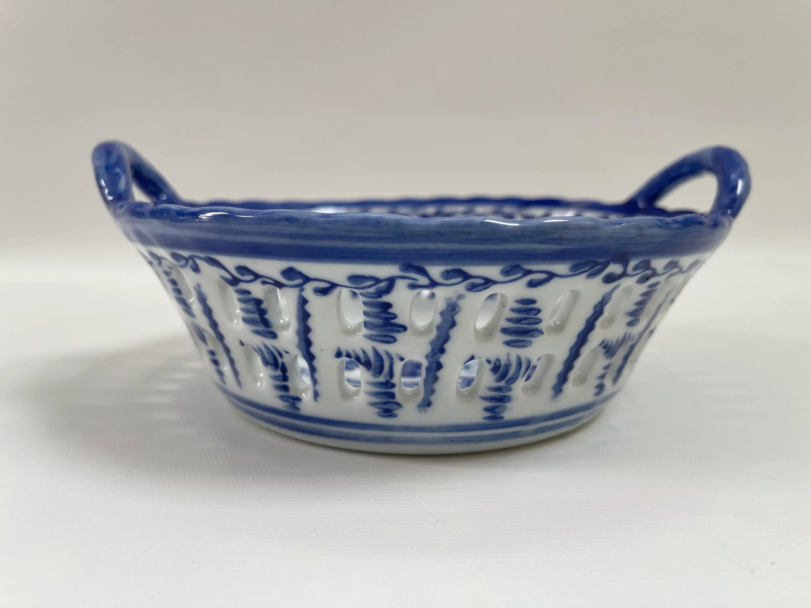Vintage Chinese Porcelain Blue & White Handled Basket - 7
