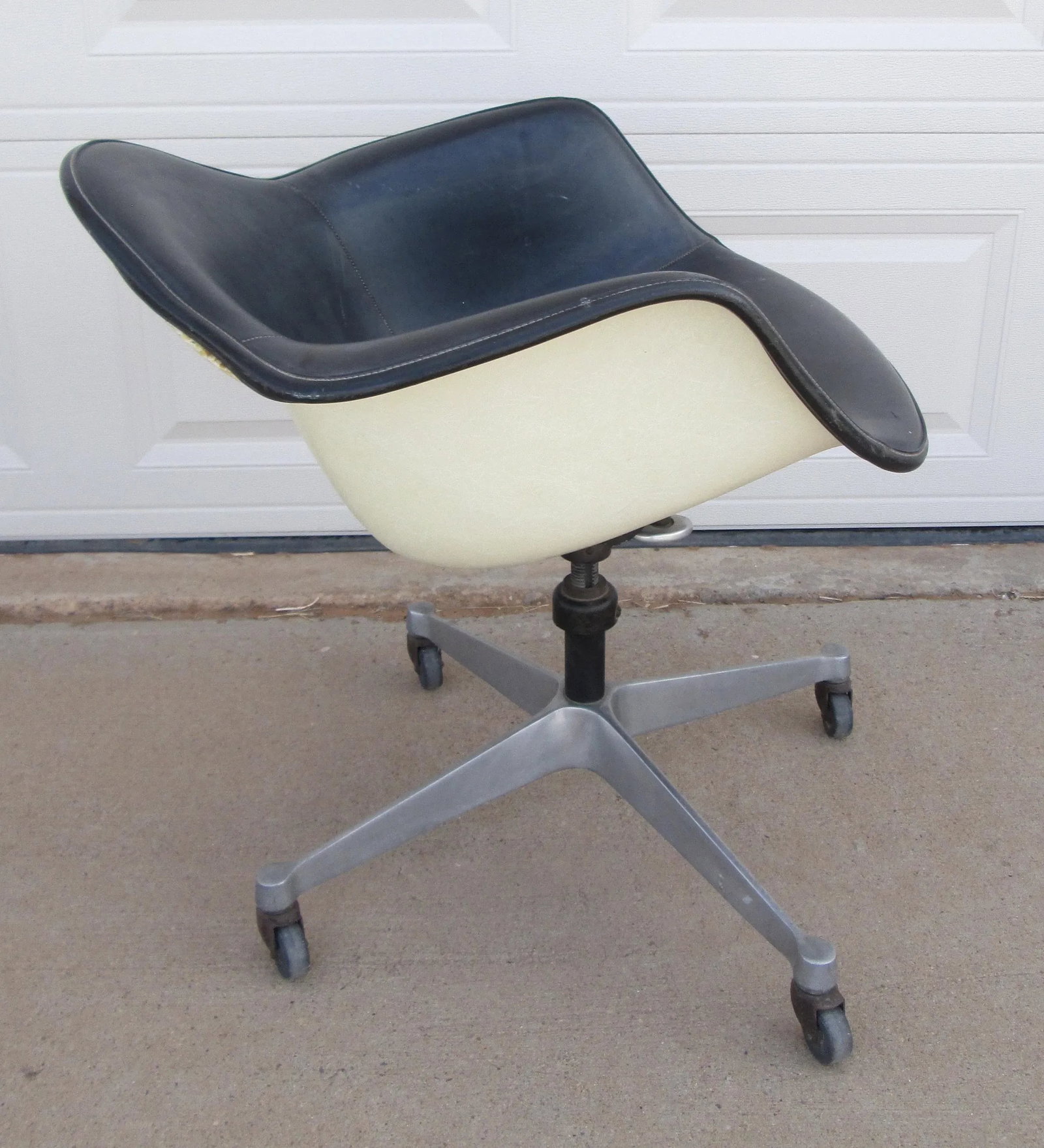 Mid 20th Century Eames Herman Miller Dat 1 Fiberglas Shell Swivel Tilt Desk Chair - 2