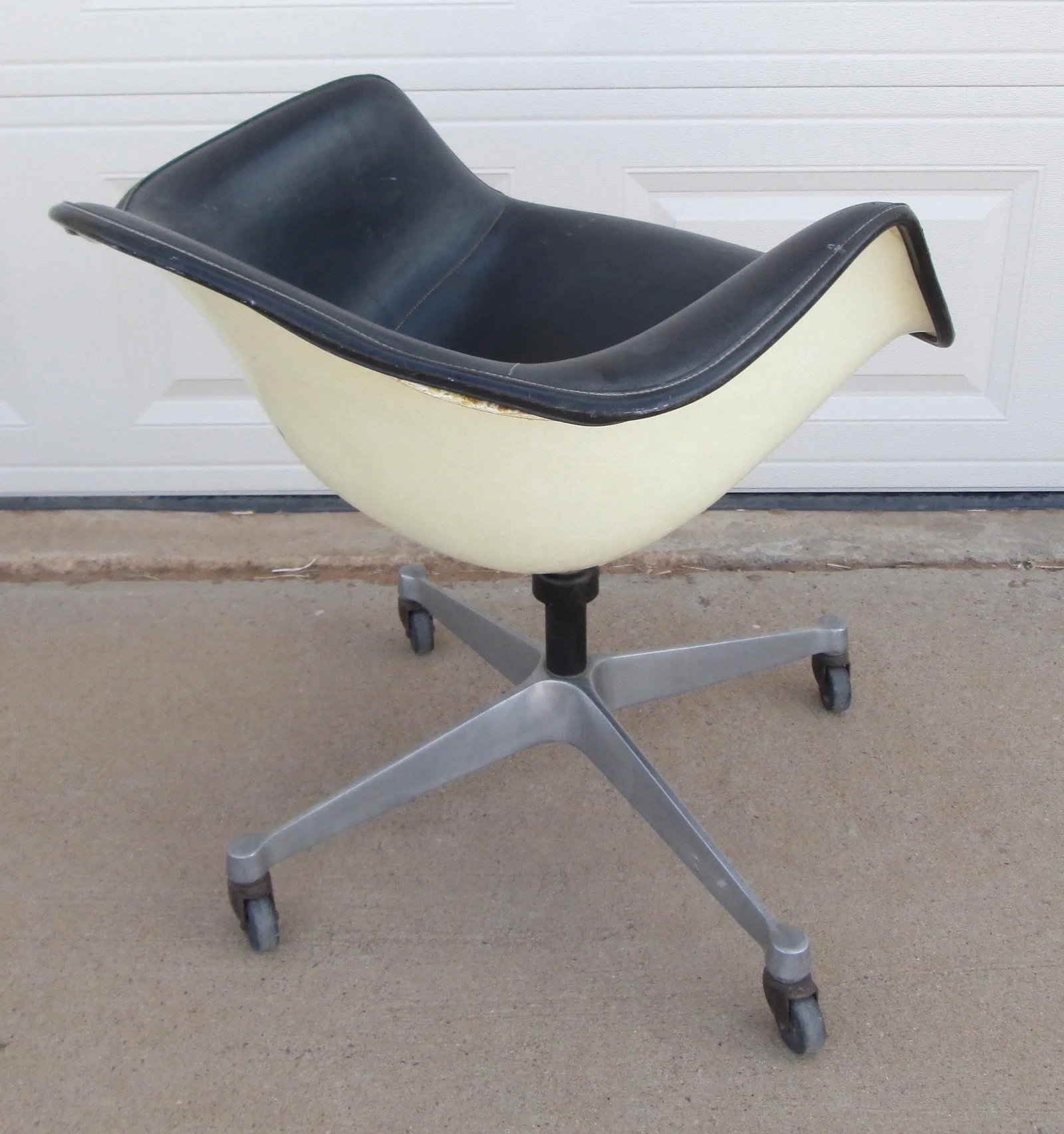 Mid 20th Century Eames Herman Miller Dat 1 Fiberglas Shell Swivel Tilt Desk Chair - 3