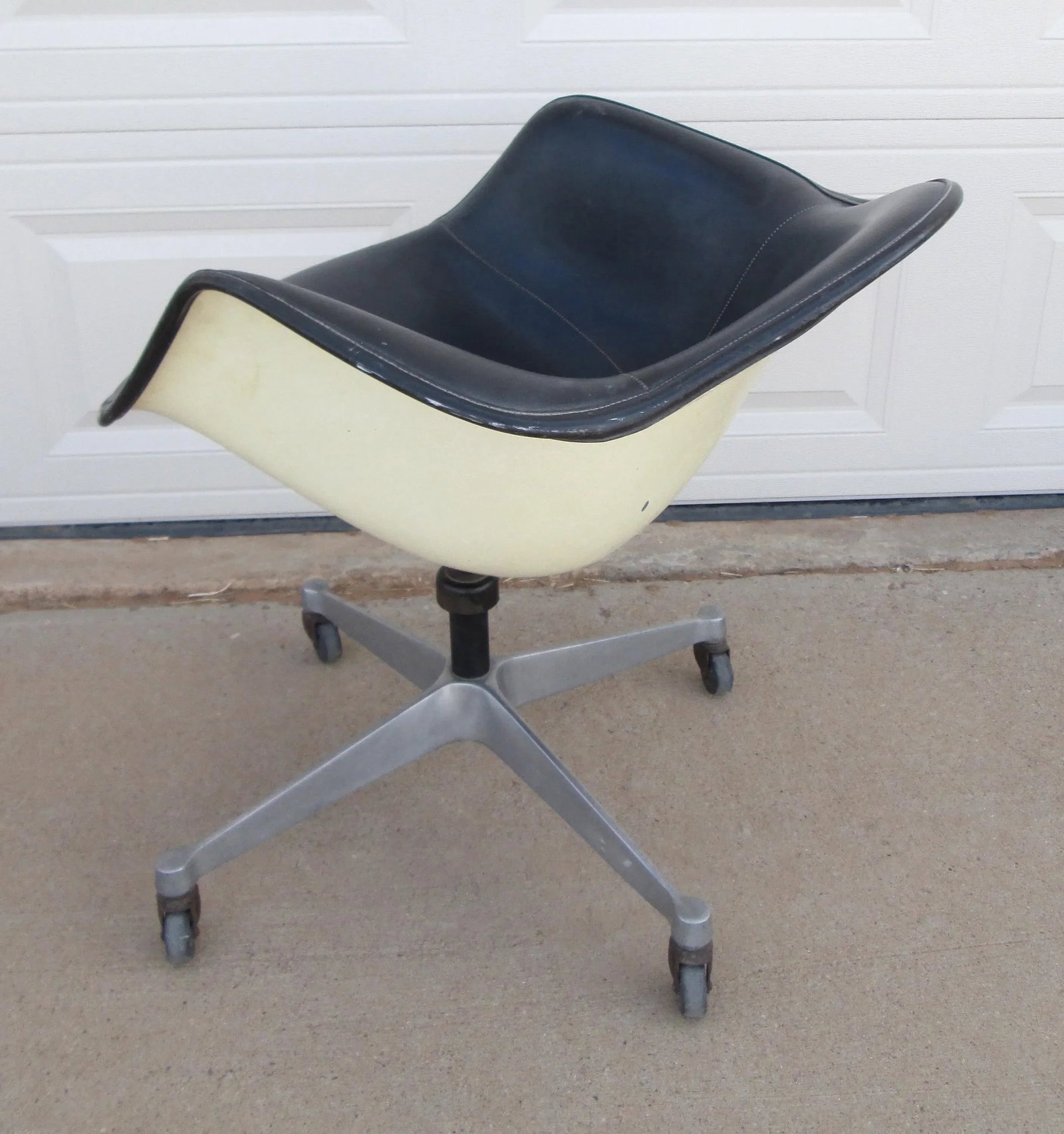 Mid 20th Century Eames Herman Miller Dat 1 Fiberglas Shell Swivel Tilt Desk Chair - 5
