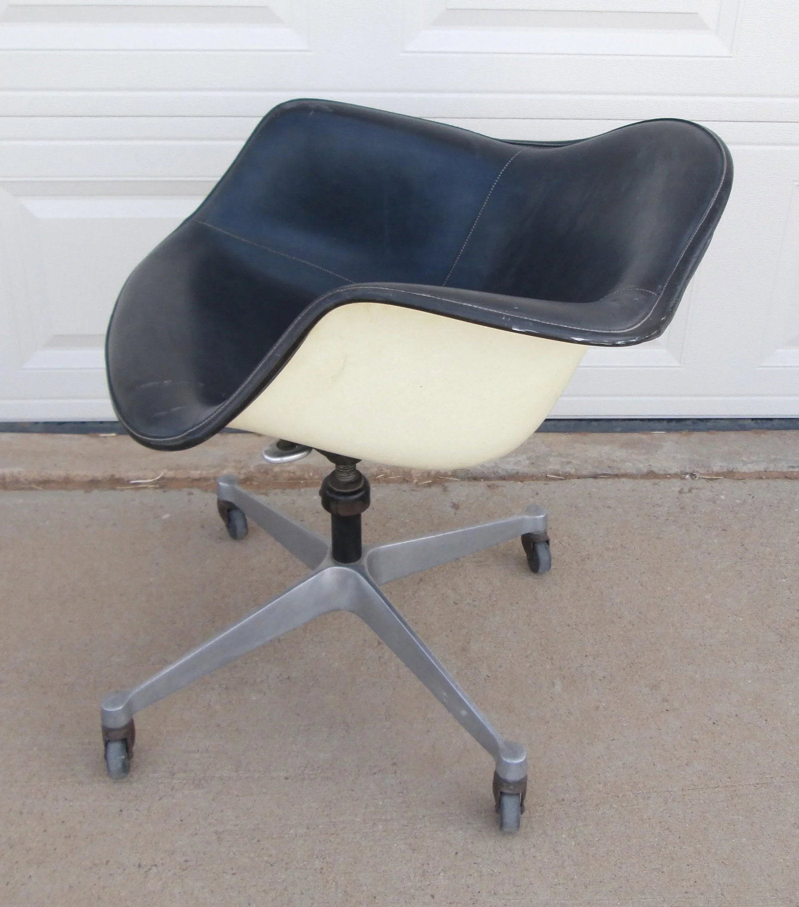 Mid 20th Century Eames Herman Miller Dat 1 Fiberglas Shell Swivel Tilt Desk Chair - 6