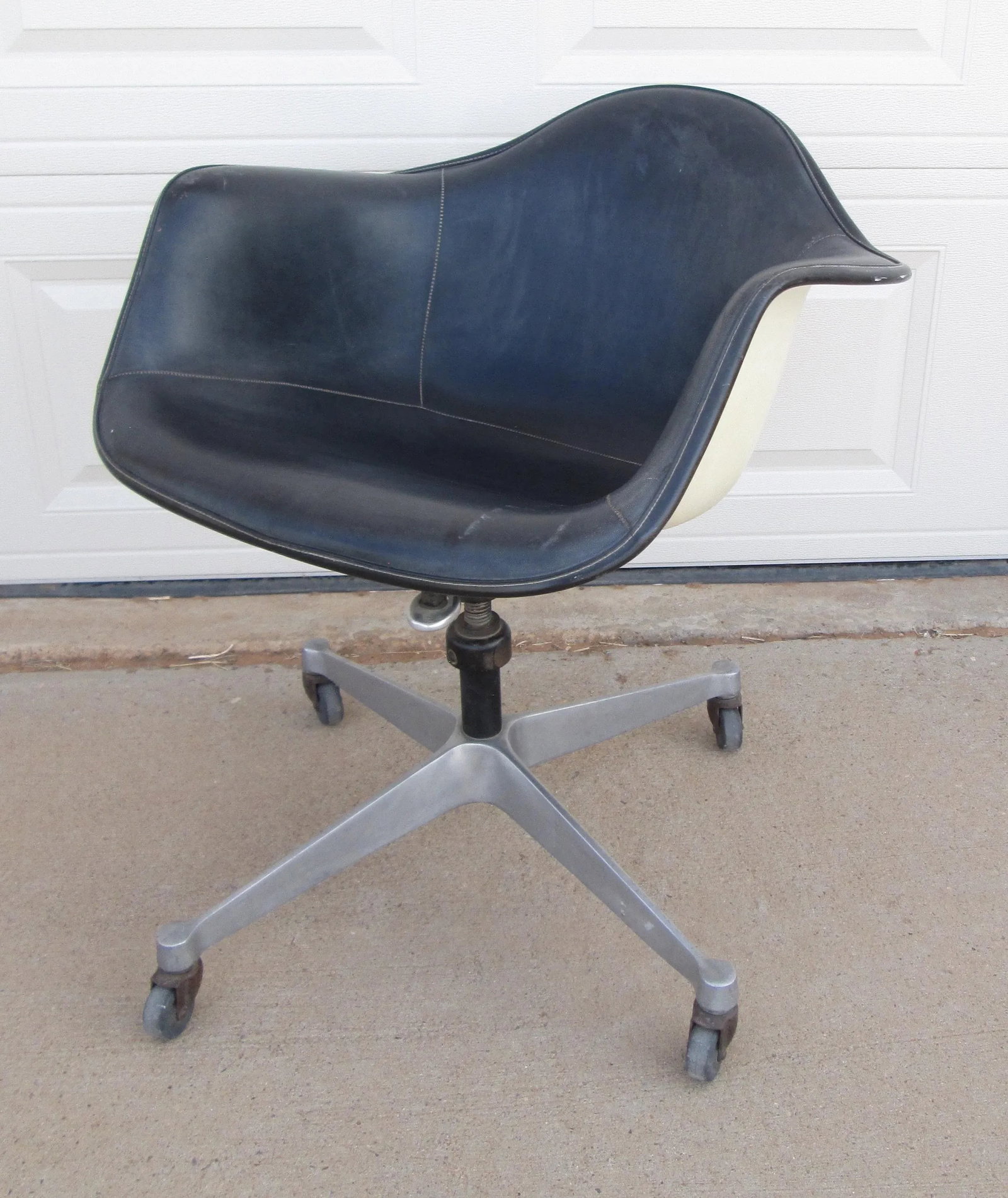 Mid 20th Century Eames Herman Miller Dat 1 Fiberglas Shell Swivel Tilt Desk Chair - 7