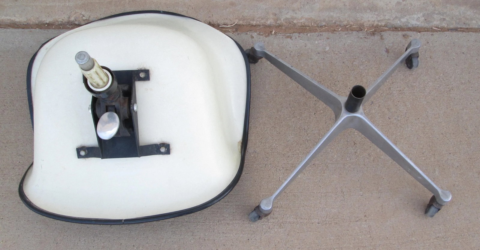 Mid 20th Century Eames Herman Miller Dat 1 Fiberglas Shell Swivel Tilt Desk Chair - 9