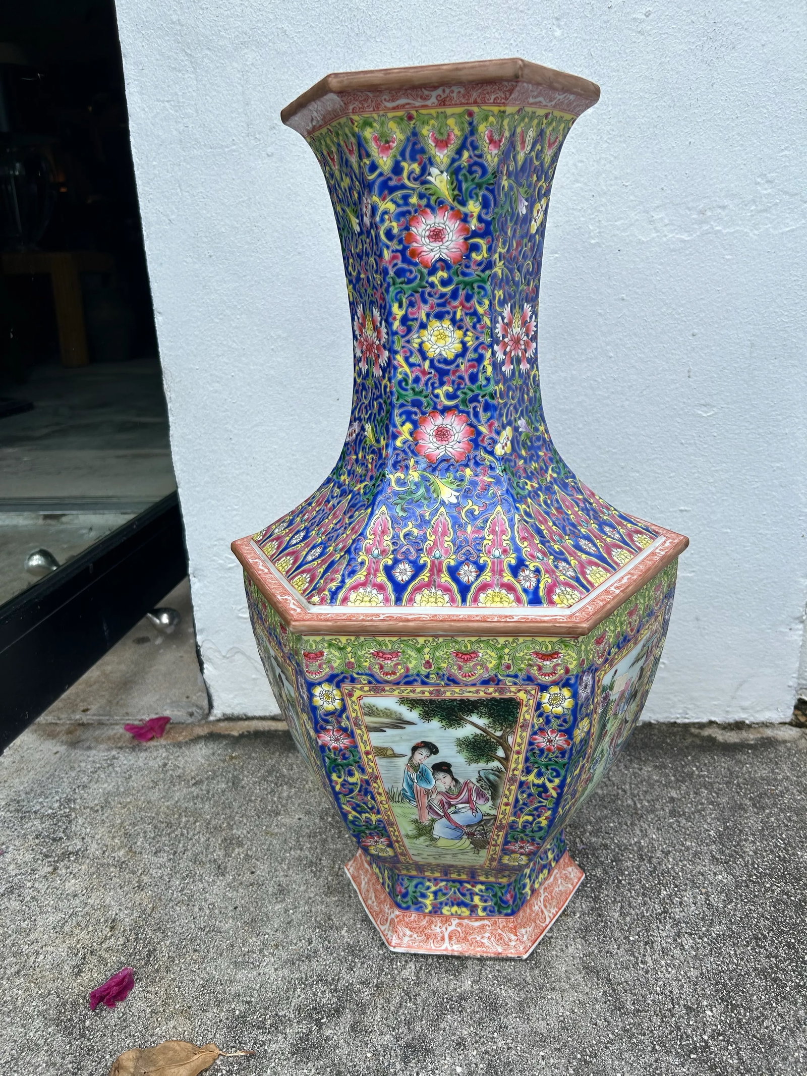 Vintage Pair of Large Chinese Porcelain Vases or Urns. - 3