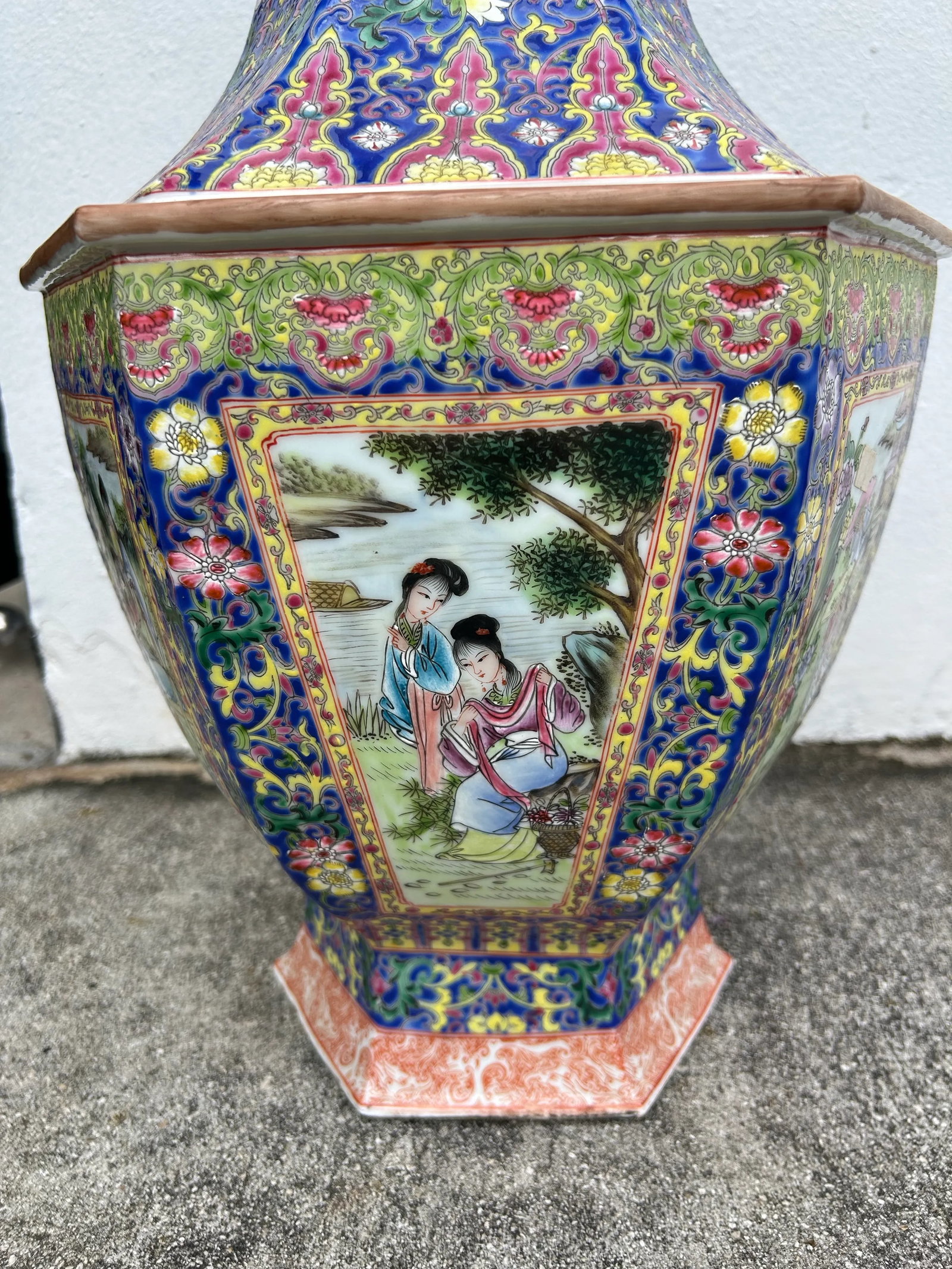 Vintage Pair of Large Chinese Porcelain Vases or Urns. - 4