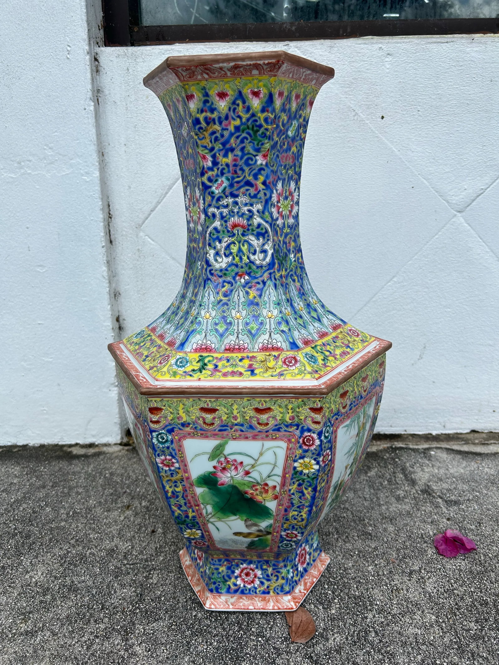 Vintage Pair of Large Chinese Porcelain Vases or Urns. - 5