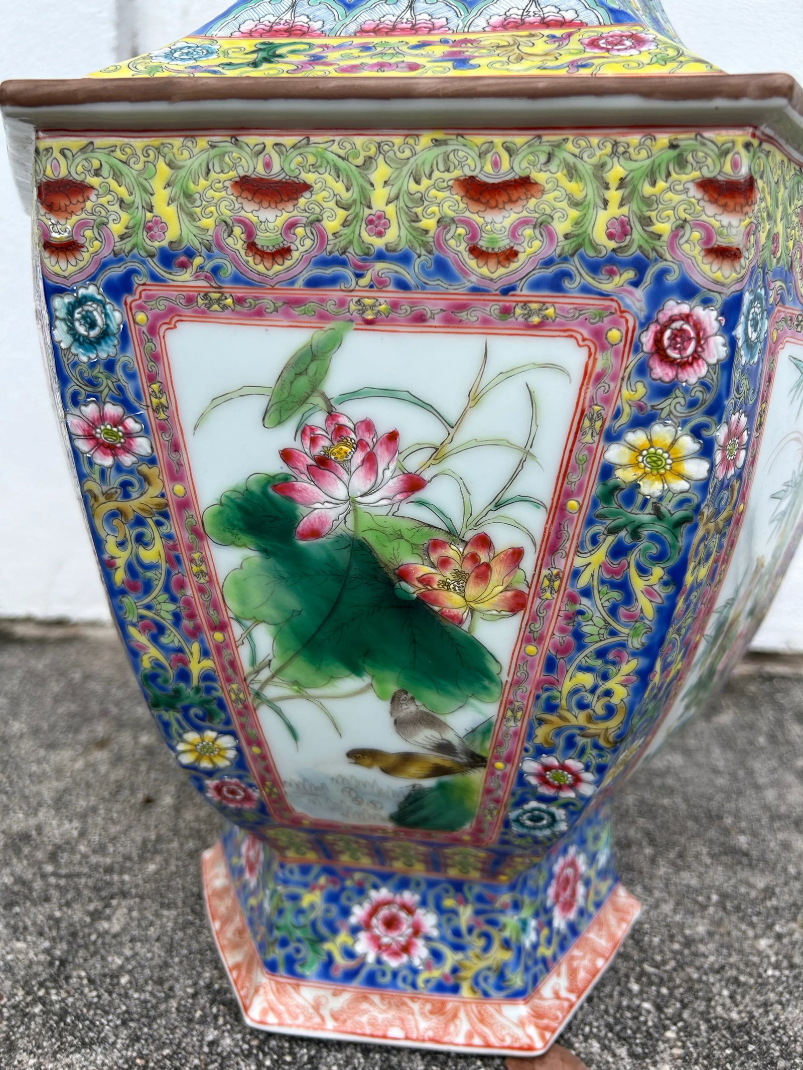 Vintage Pair of Large Chinese Porcelain Vases or Urns. - 6