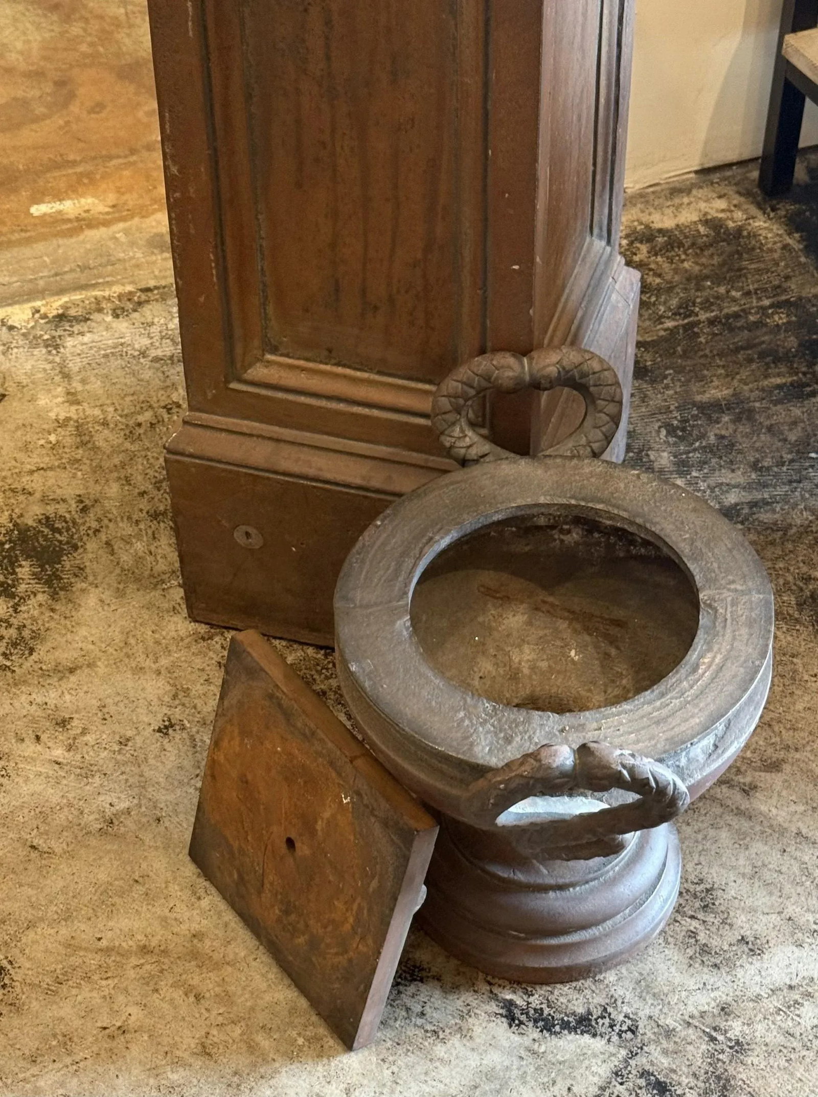 Mid 19th Century Pair of Cast Iron Pedestals With Urns and Lion Detail - 3