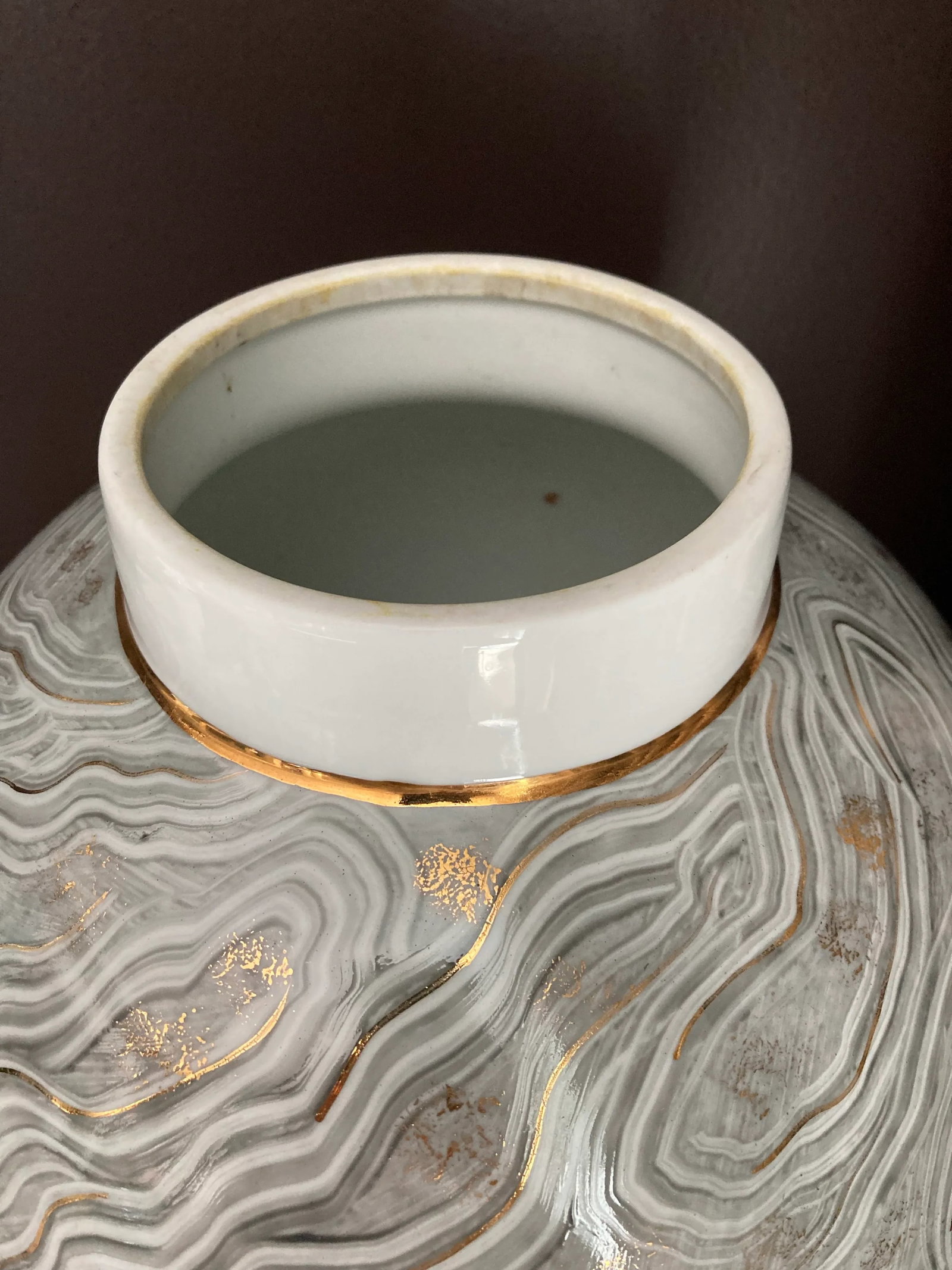 Chelsea House Marbled Gray Porcelain Lidded Urn With Gold Highlights, 2010s - 7