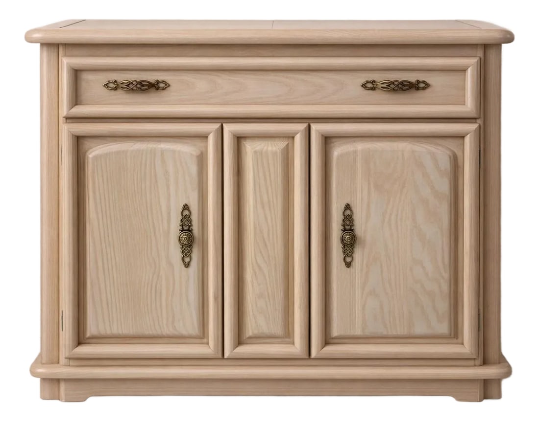 Vintage Broyhill MCM Pickled White Oakwood Flip Top Bar Cabinet or Buffet Server: An exceptional mid-century style flip-top bar cabinet or buffet server by Broyhill Quality Furniture. Gorgeous and trendy (yet timeless) white pickled oak wood, for that lovely whitewashed finish