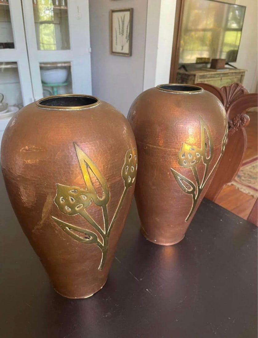 Rare Pair of Vintage Hammered Copper Urns With Brass Lotus Flower Inlay - 2
