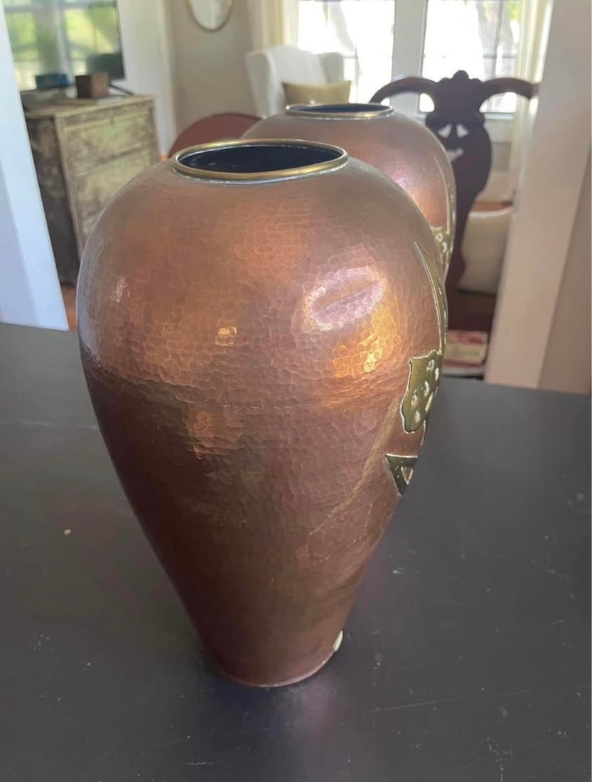 Rare Pair of Vintage Hammered Copper Urns With Brass Lotus Flower Inlay - 3