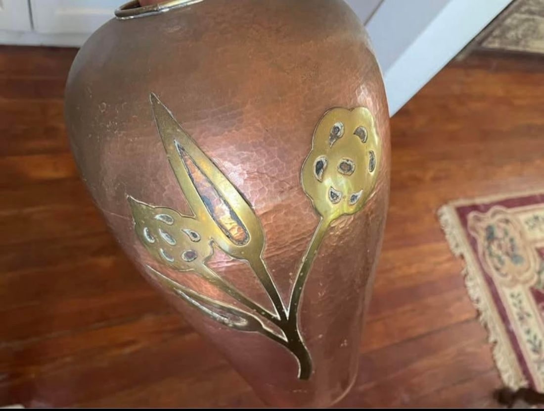 Rare Pair of Vintage Hammered Copper Urns With Brass Lotus Flower Inlay - 4