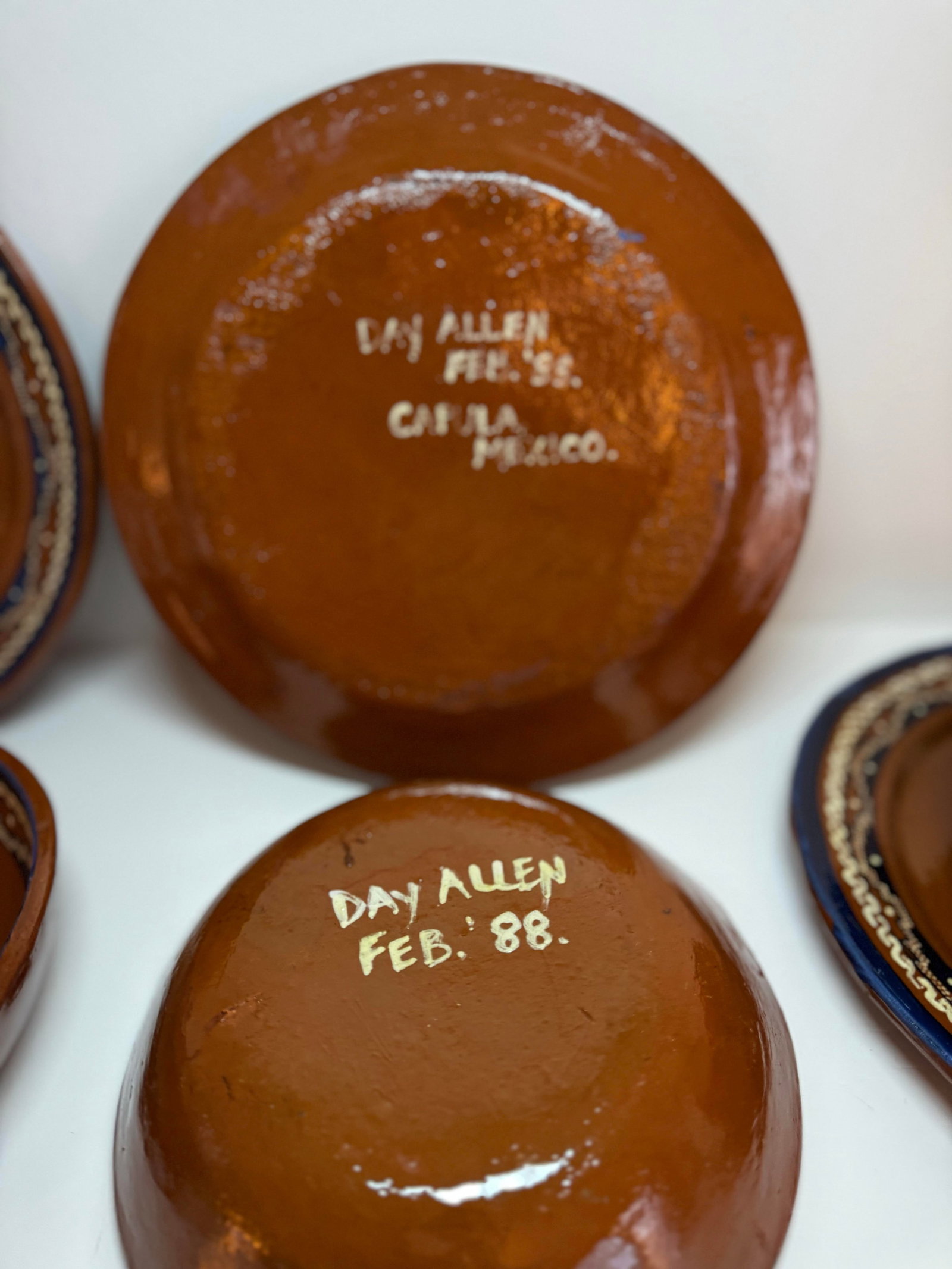 1988 Mexican Studio Pottery Dinnerware Set by Day Allen - Hand-Painted Terracotta Plates & Bowls Set - 6