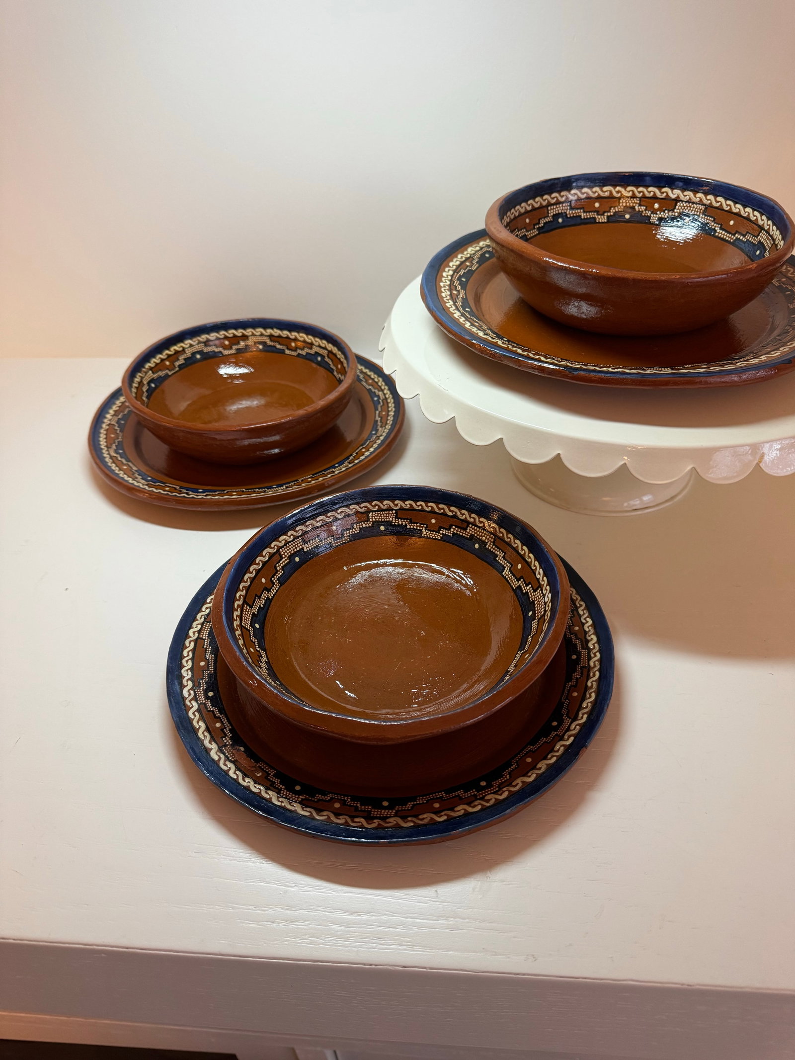 1988 Mexican Studio Pottery Dinnerware Set by Day Allen - Hand-Painted Terracotta Plates & Bowls Set - 9