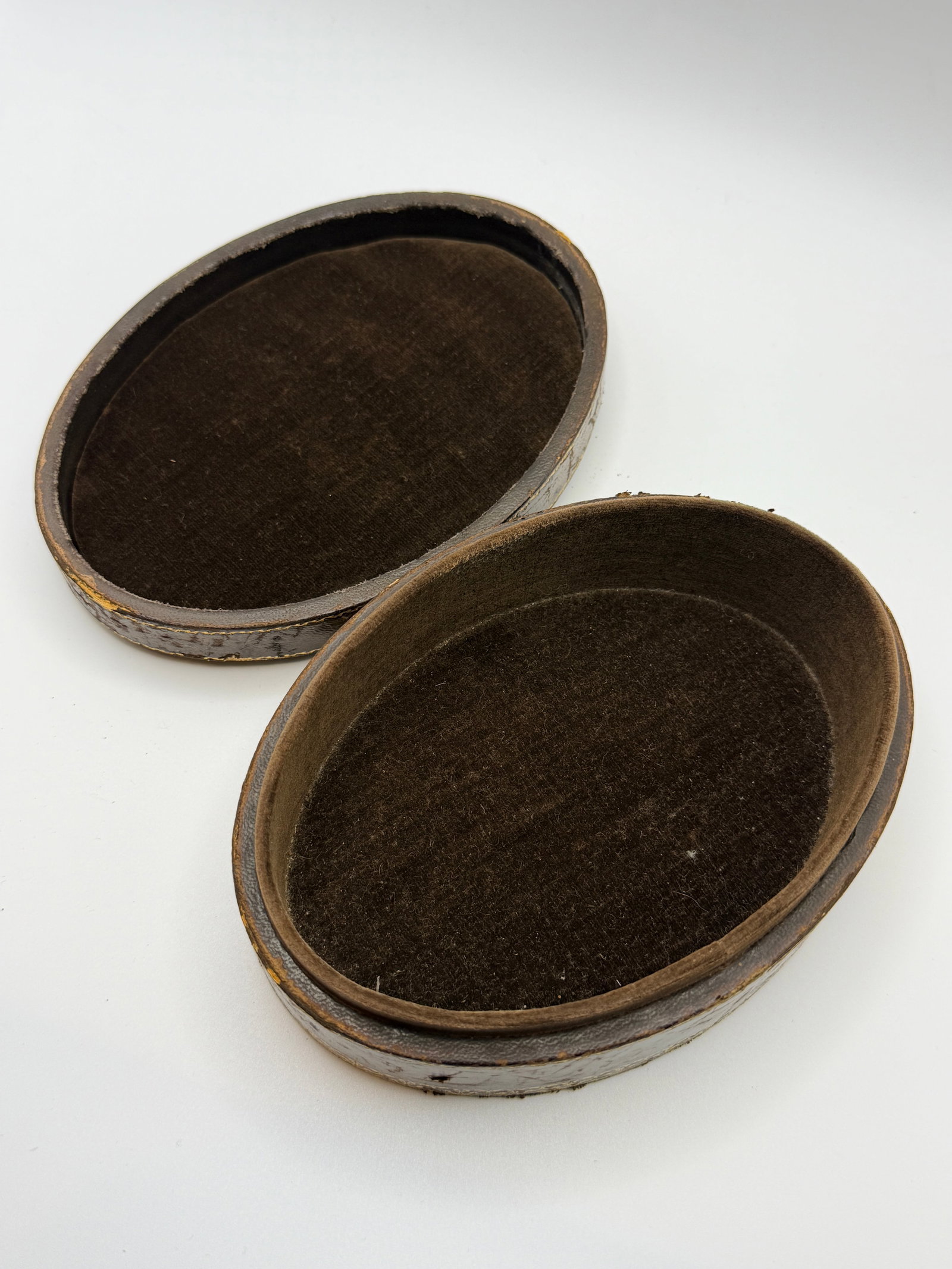 Vintage Italian Florentine Tooled Leather Oval Box - 4
