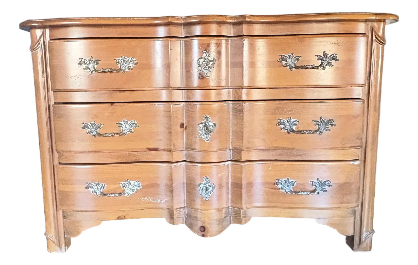 Ethan Allen Collector's Classic Serpentine Three Drawer Chest 13-93111: Catalogue Number 13-93111. Finish 139: Normandy Product Description; Deeply shaped pine facade, rococo hardware, paneled ends, and carved posts. Finish 139. Characteristics of Ethan Allen's Legacy har