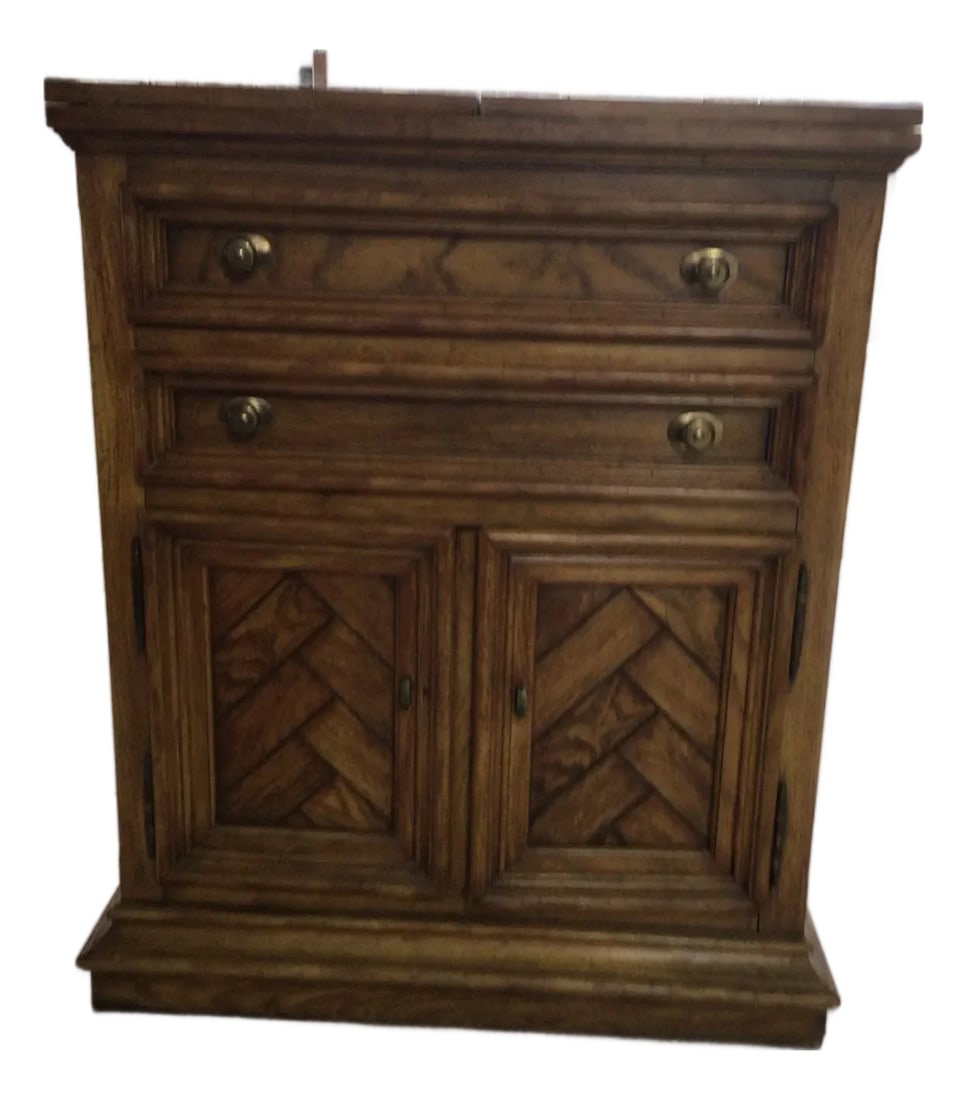 Mid 20th Century Drexel Heritage Chartwell Solid Wood Vintage Expandable Drop-Leaf Server / Dry Bar: Beautiful, solid wood vintage server cabinet by Drexel Heritage, from the sought-after Chartwell collection. This piece showcases classic craftsmanship with rich wood tones, detailed molding, and dist