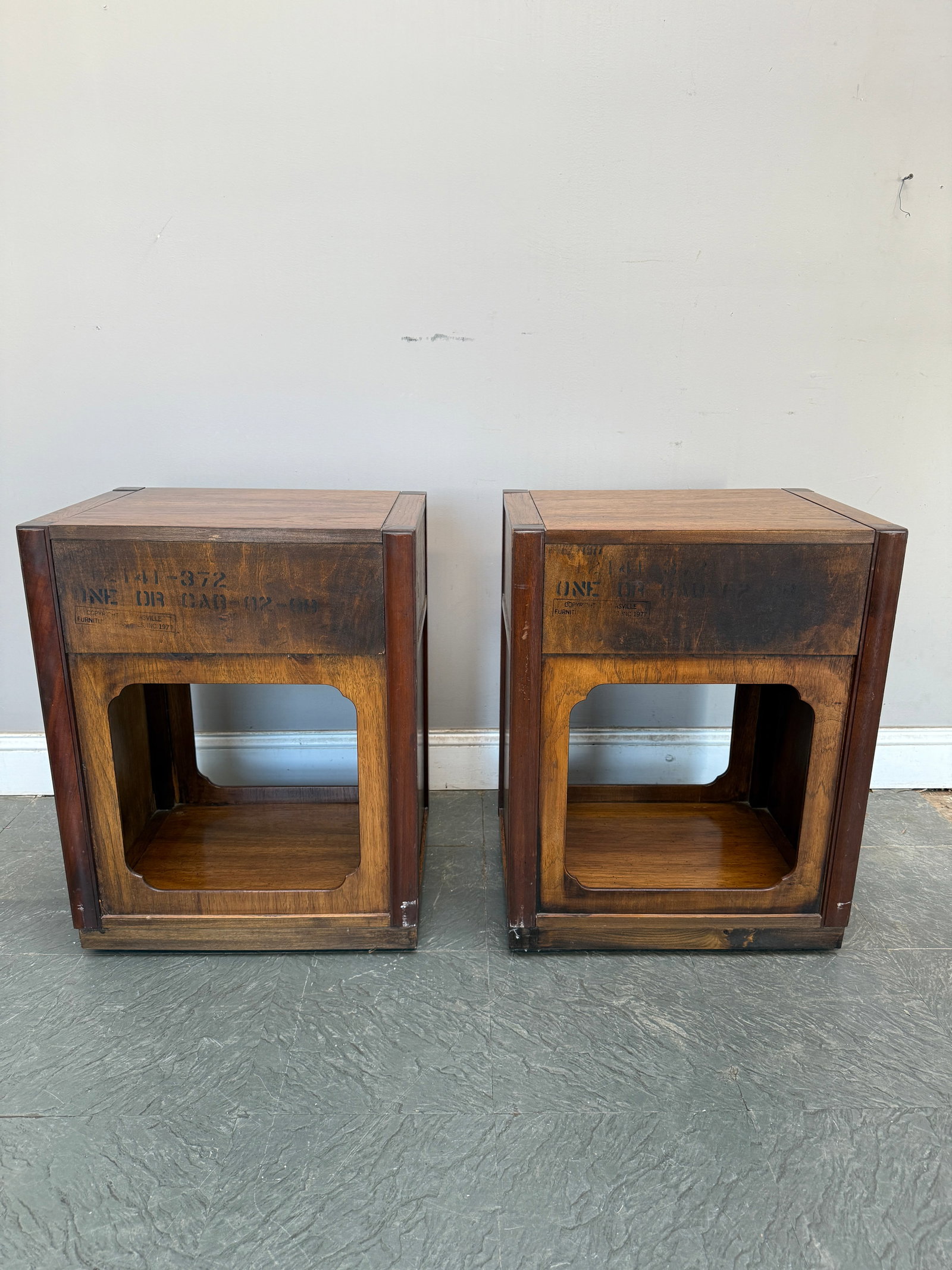 Pair of Vintage Thomasville Mystique Collection Chinoiserie Nightstands With Brass Hardware - 16