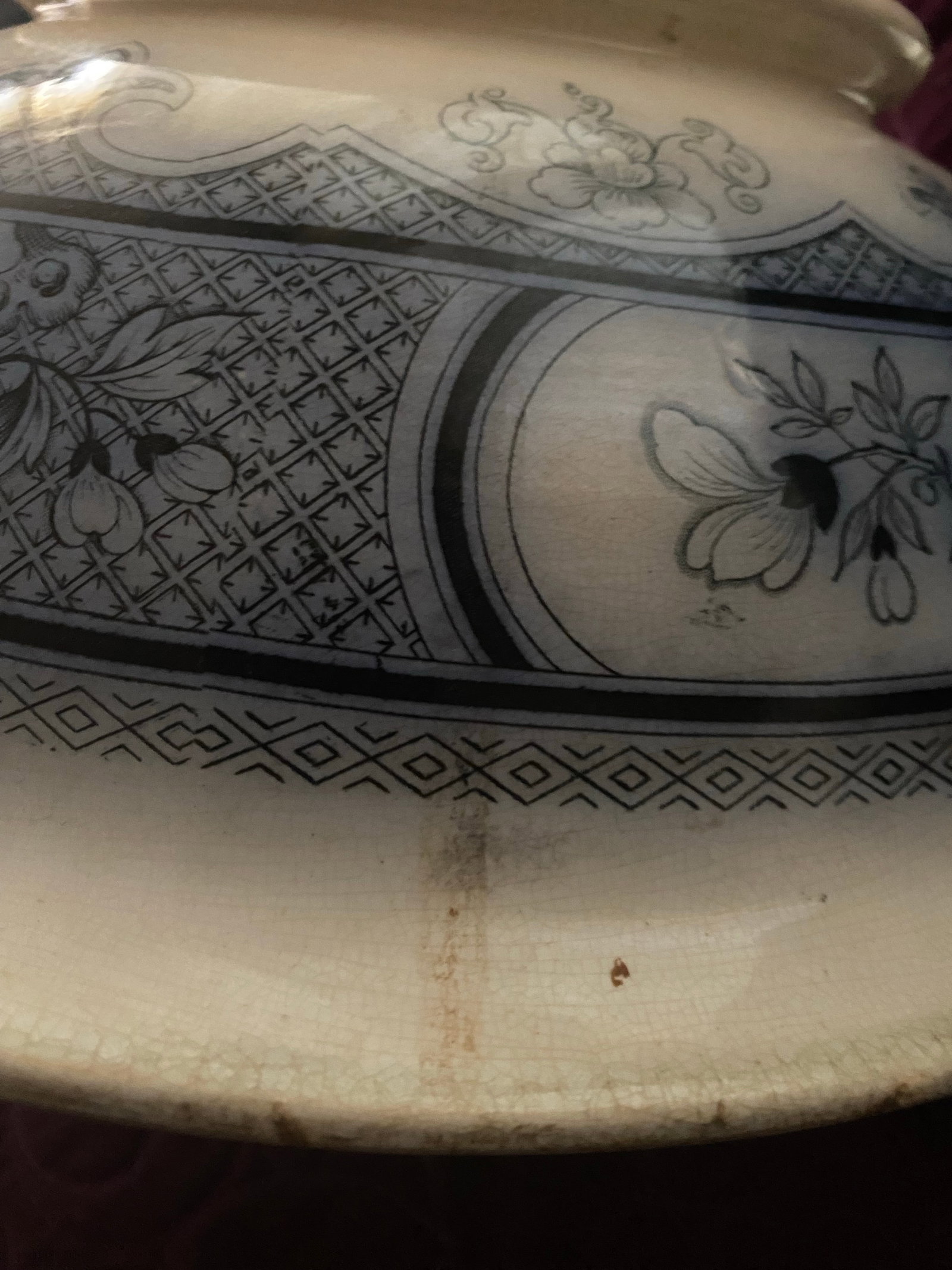 Antique Japanese Imari Ware Round Bowl With Floral Motifs and Scalloped Rim. - 10