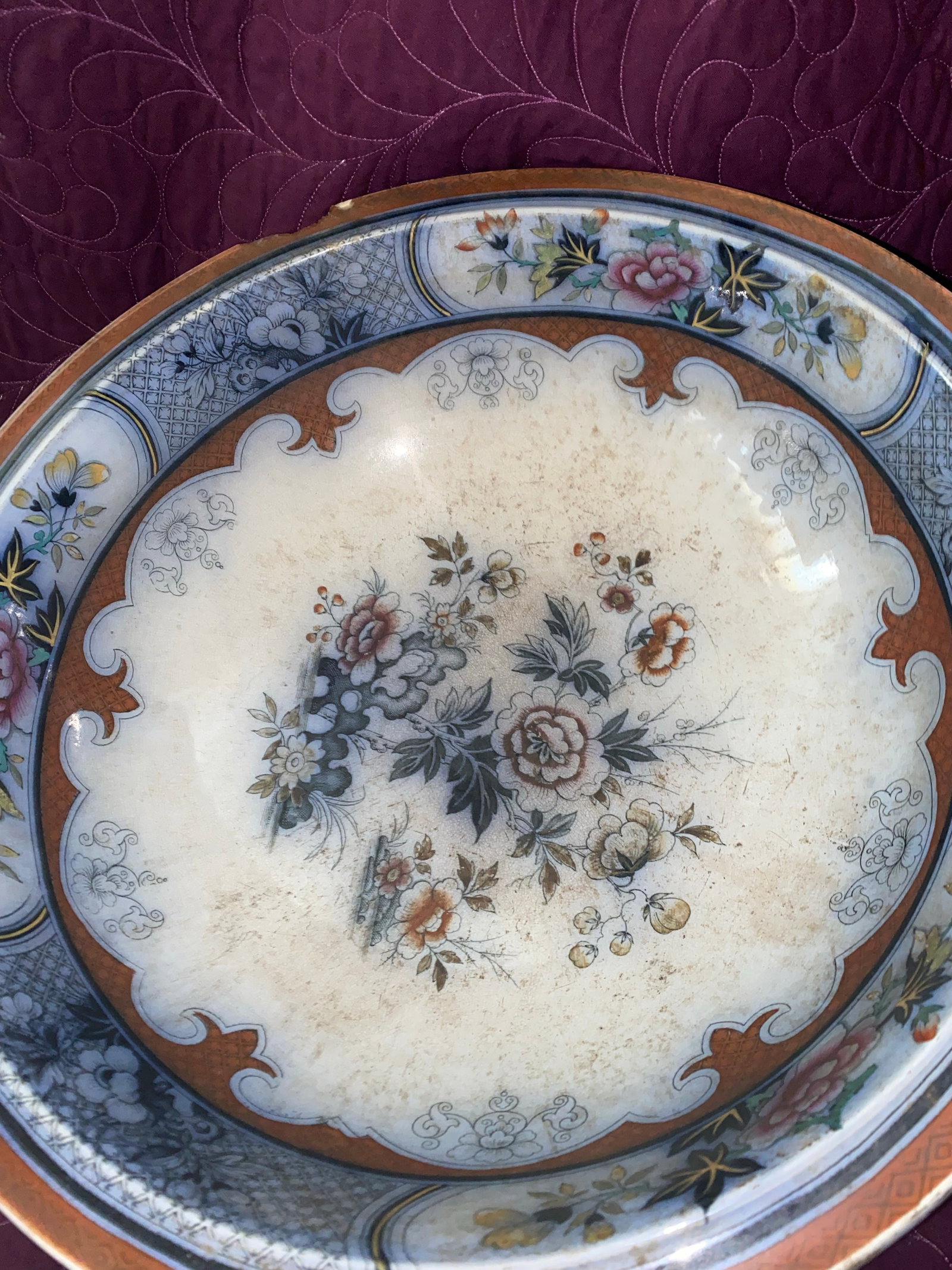 Antique Japanese Imari Ware Round Bowl With Floral Motifs and Scalloped Rim. - 2