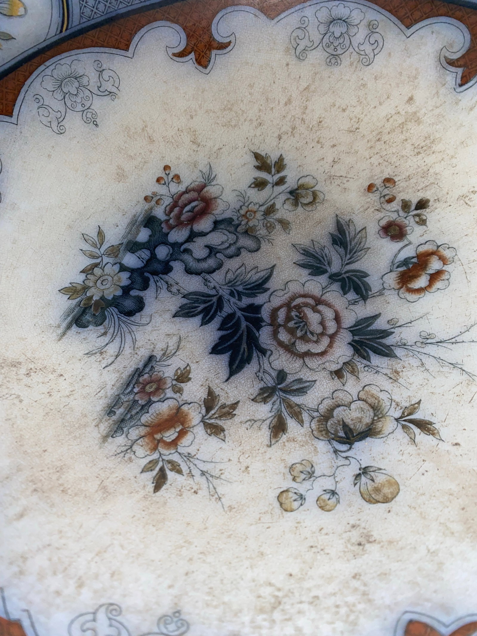 Antique Japanese Imari Ware Round Bowl With Floral Motifs and Scalloped Rim. - 3