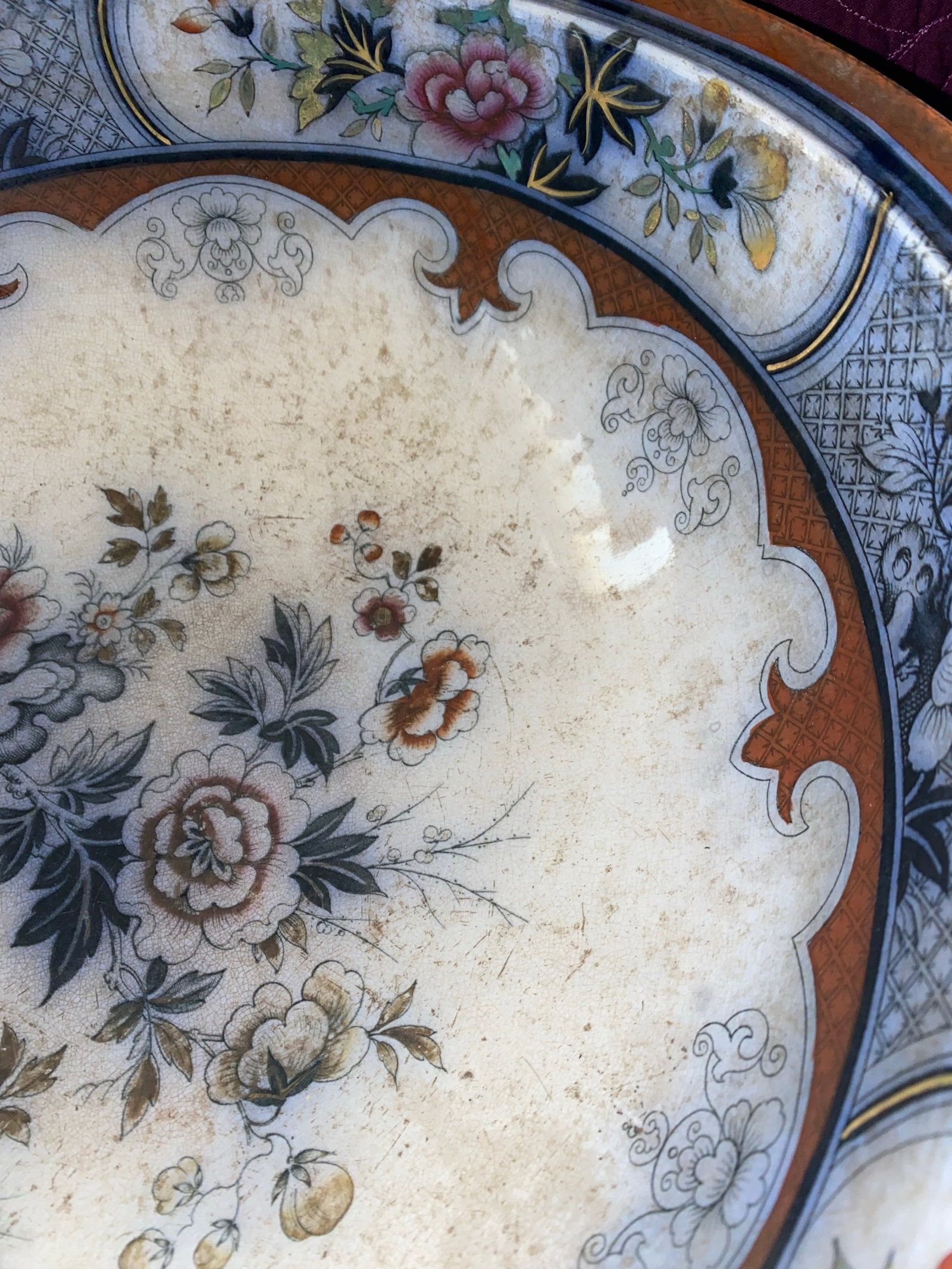 Antique Japanese Imari Ware Round Bowl With Floral Motifs and Scalloped Rim. - 4