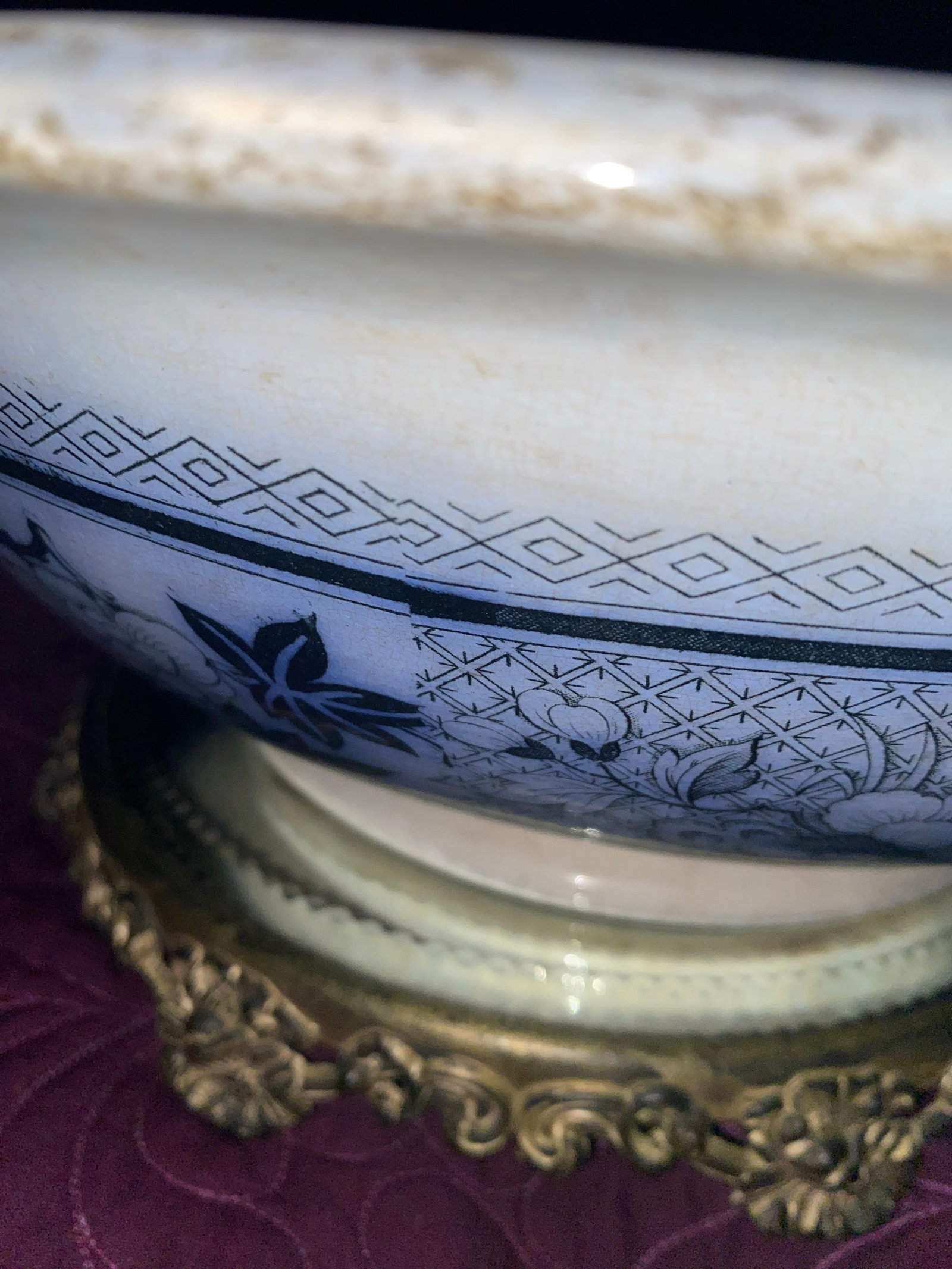 Antique Japanese Imari Ware Round Bowl With Floral Motifs and Scalloped Rim. - 5