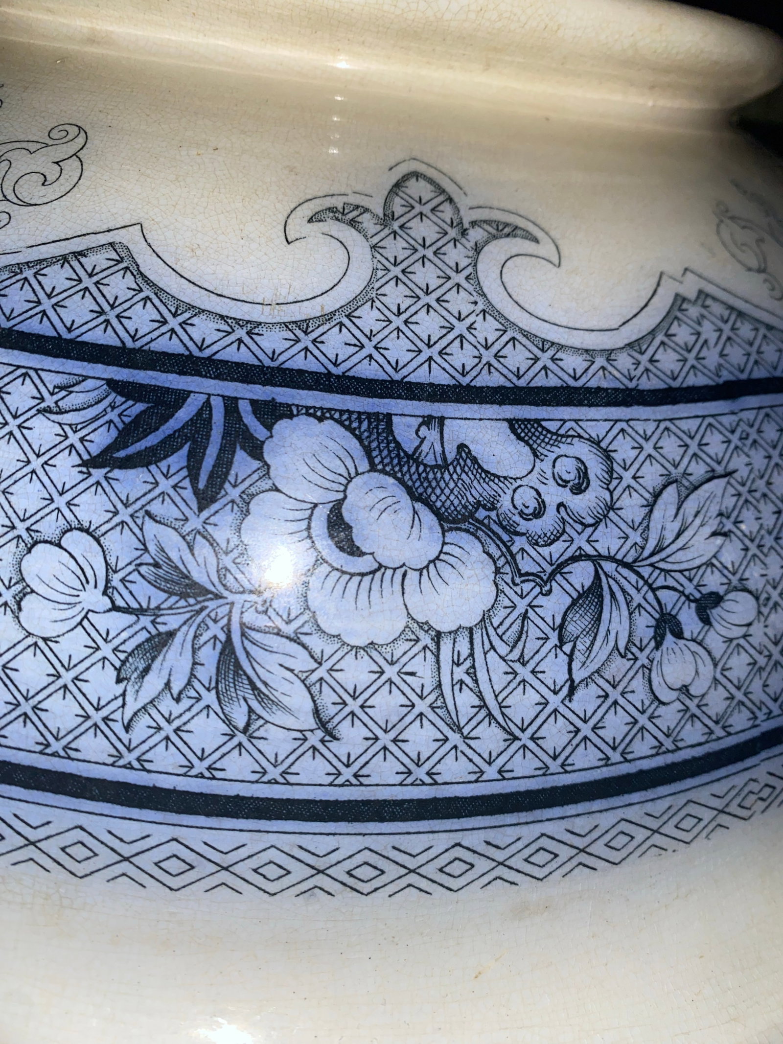 Antique Japanese Imari Ware Round Bowl With Floral Motifs and Scalloped Rim. - 6